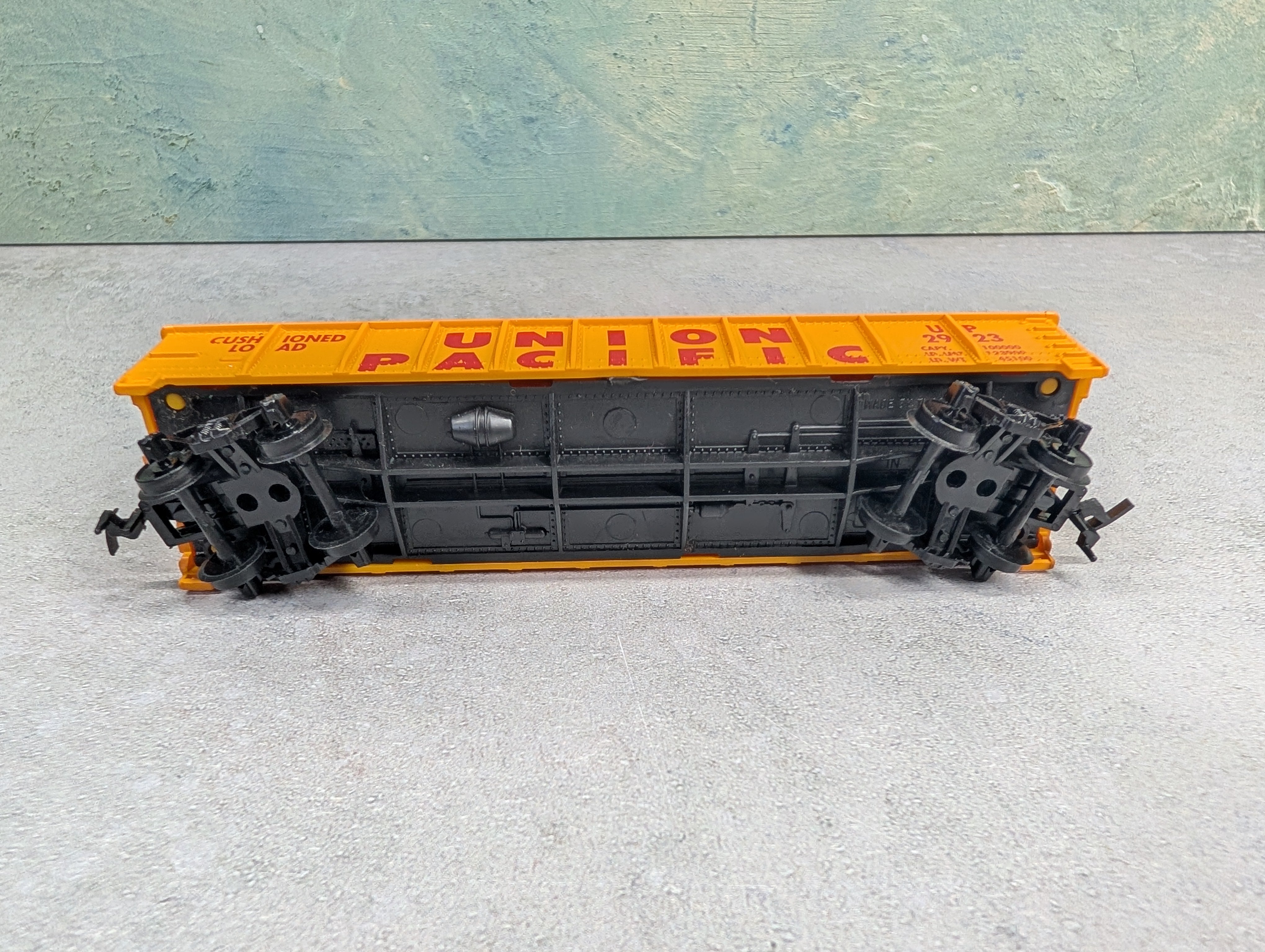 USED Tyco HO Scale 40' Gondola Union Pacific UP #2923 w/ Custom Pipe Load