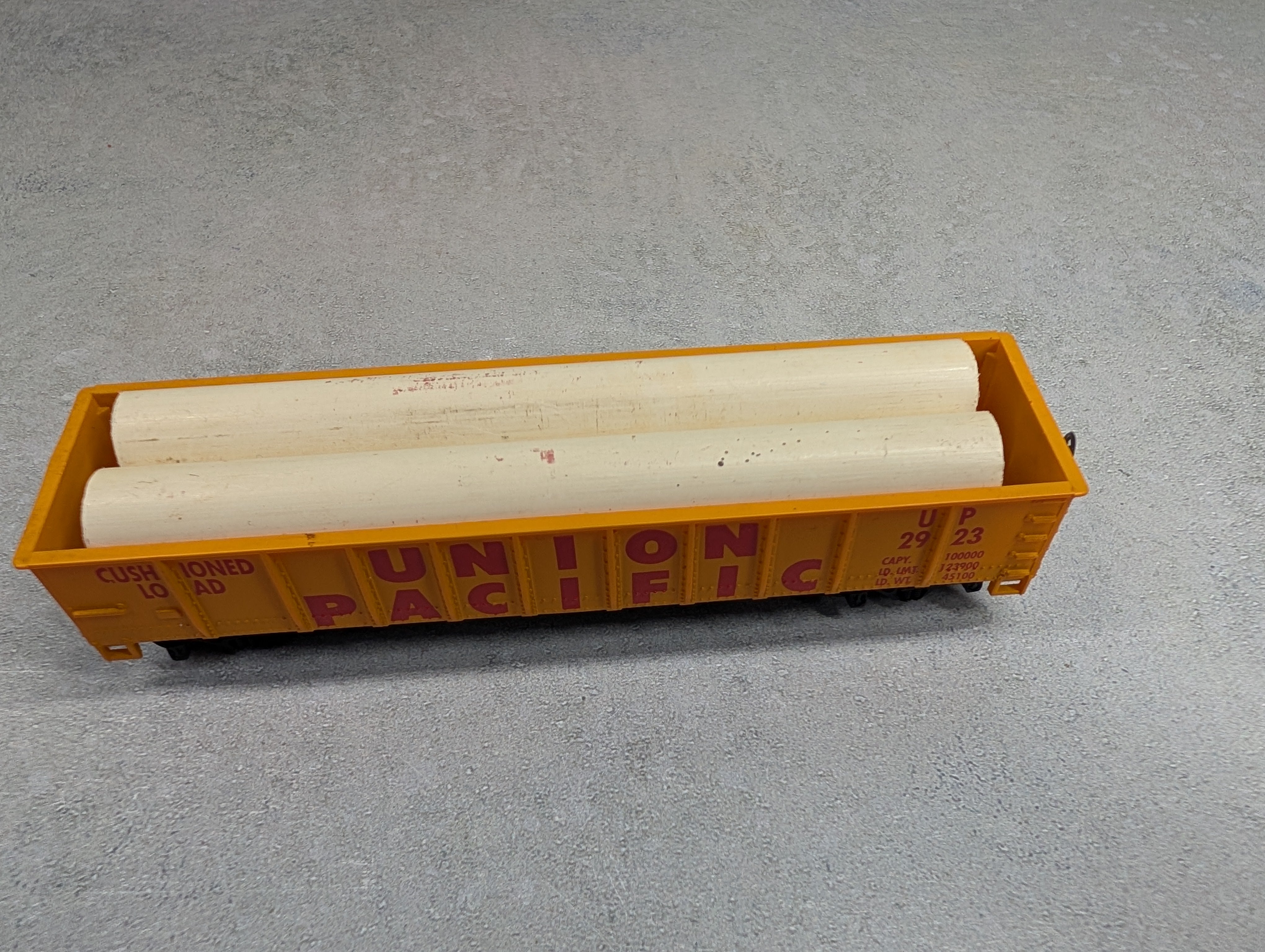 USED Tyco HO Scale 40' Gondola Union Pacific UP #2923 w/ Custom Pipe Load