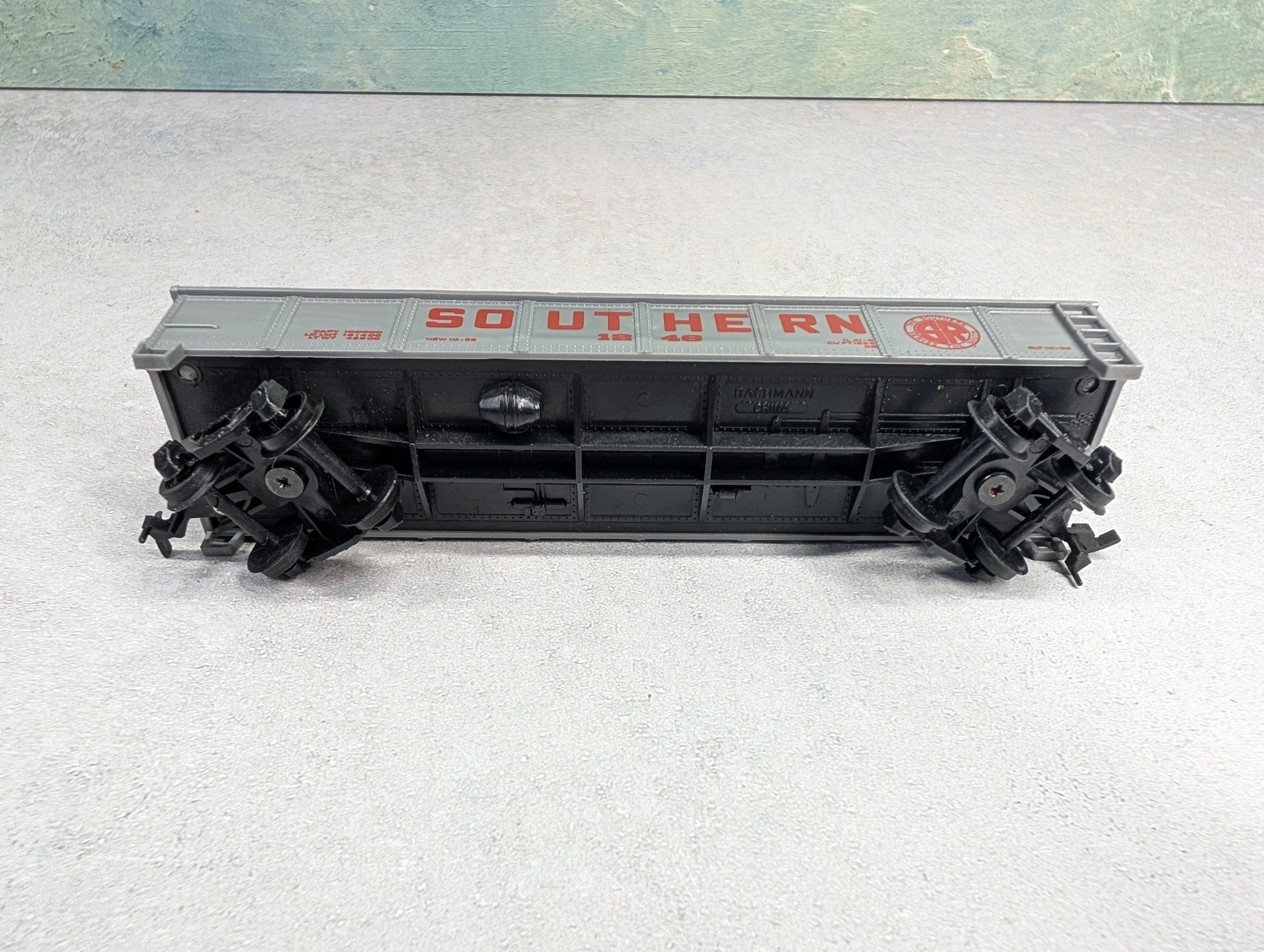 USED Bachmann HO Scale 40' Gondola Southern #1246 w/ Custom Pipe Load