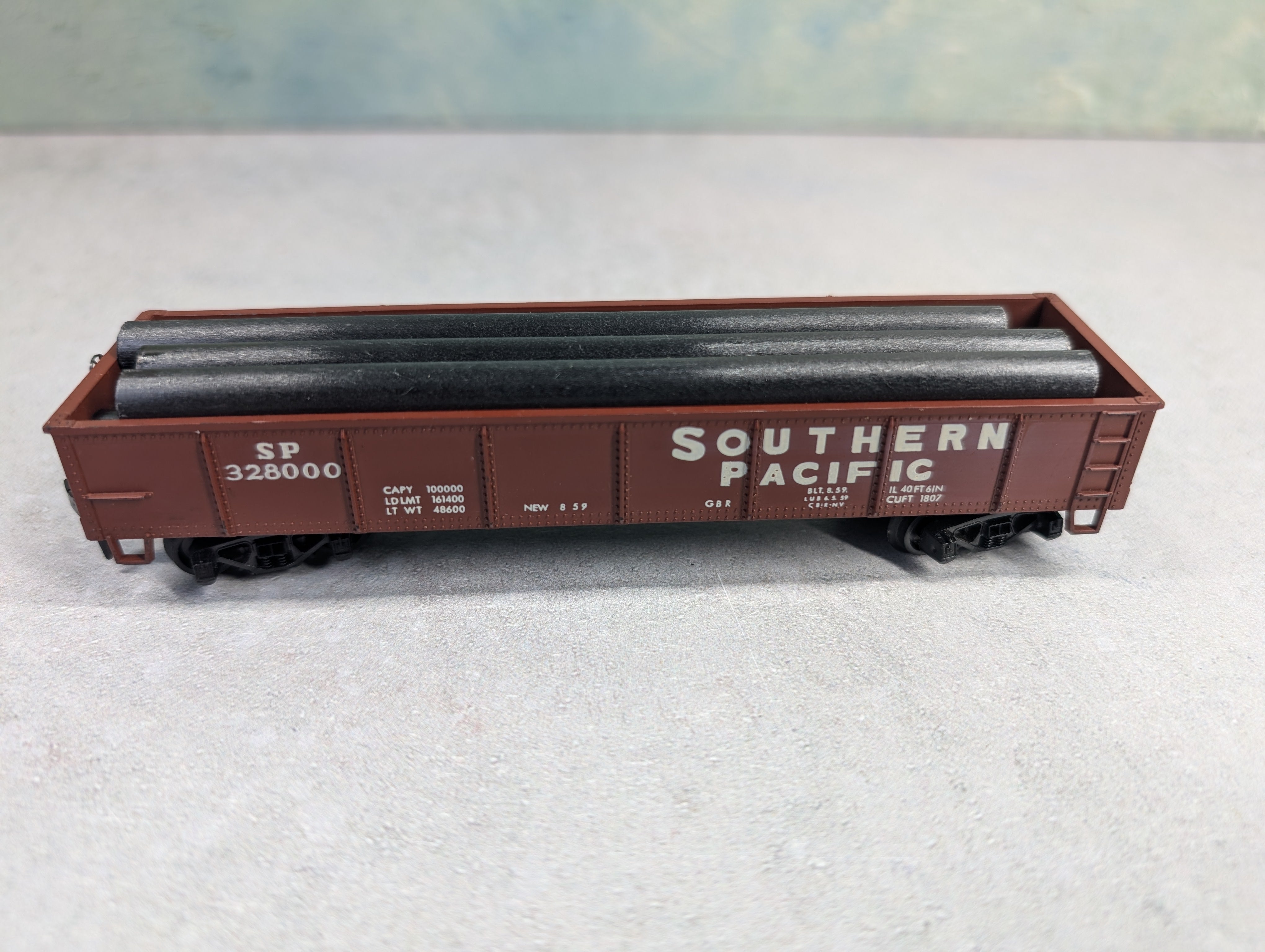USED AHM HO Scale 40' Gondola Southern Pacific SP #328000 w/ Custom Pipe Load