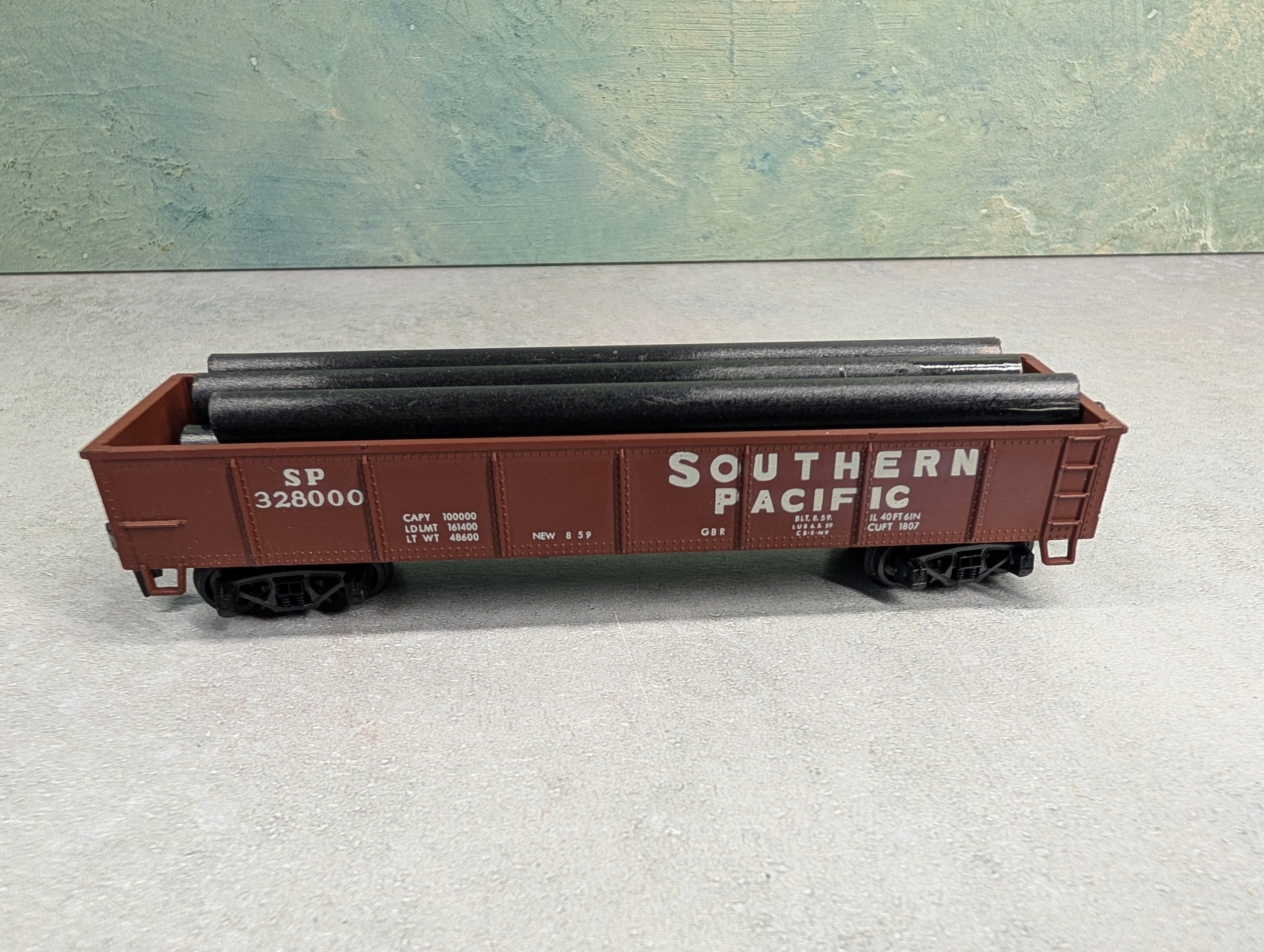 USED AHM HO Scale 40' Gondola Southern Pacific SP #328000 w/ Custom Pipe Load