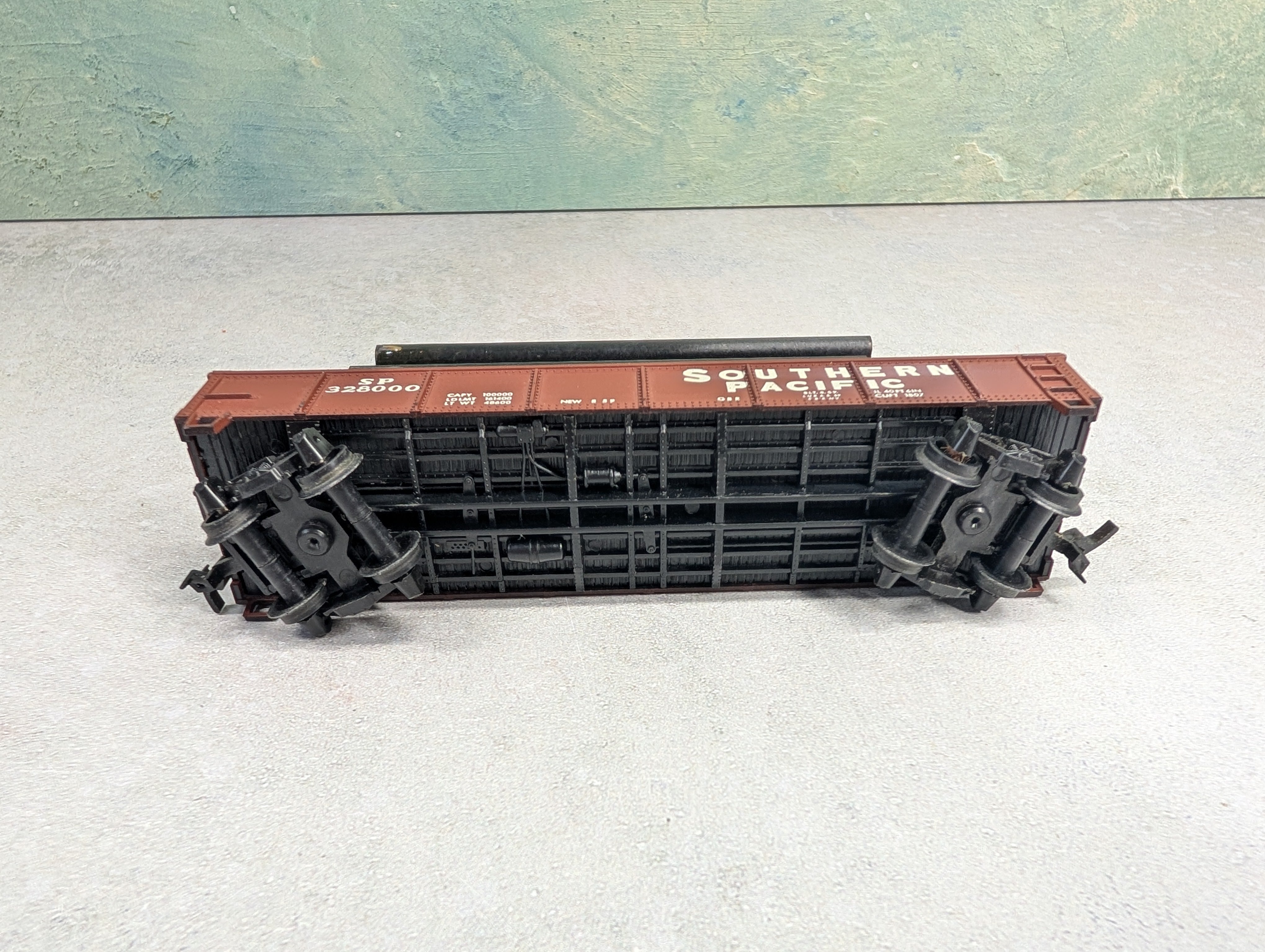 USED AHM HO Scale 40' Gondola Southern Pacific SP #328000 w/ Custom Pipe Load
