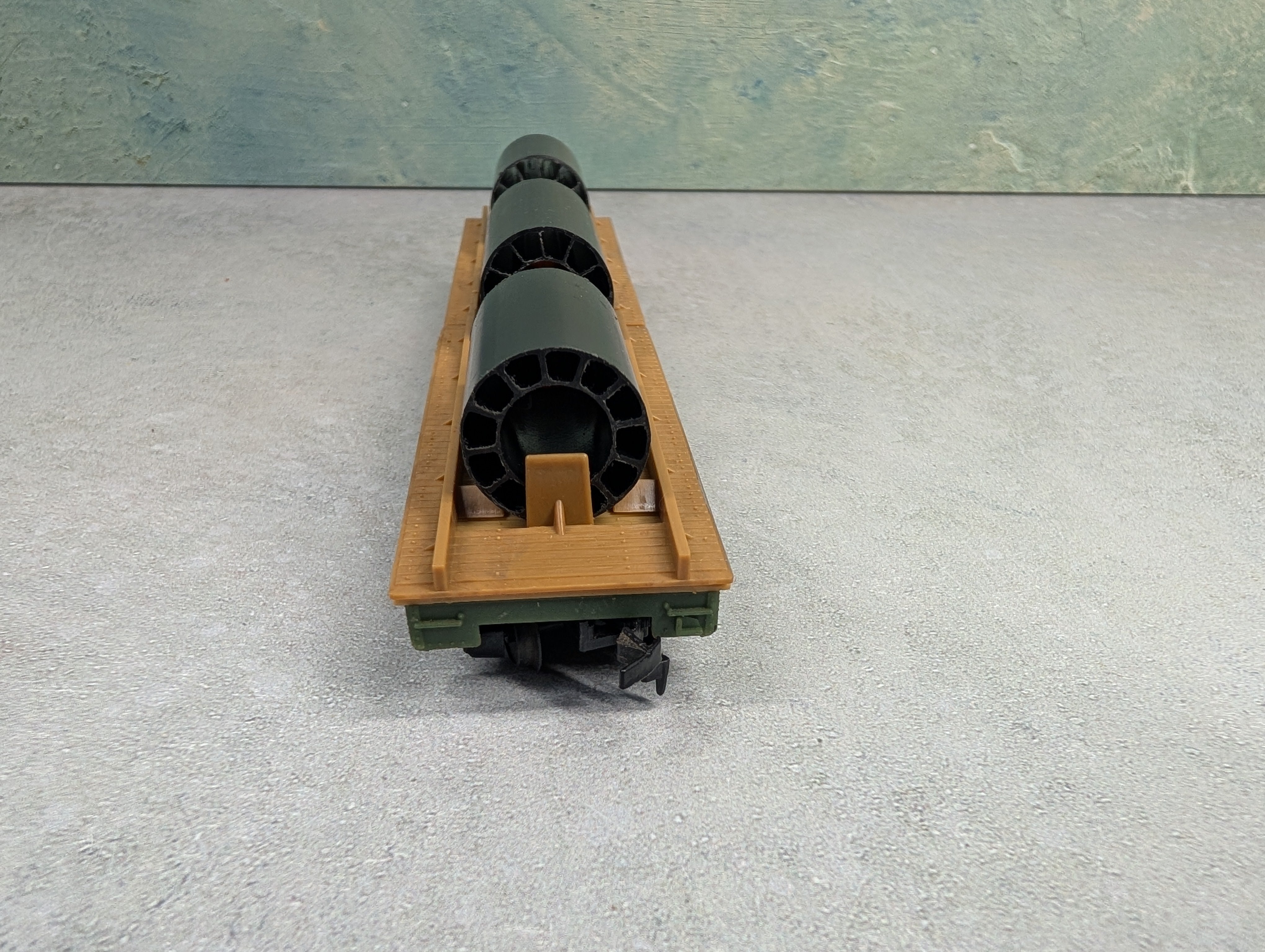 USED Tyco HO Scale 50' Flat Car Great Northern #42953 w/ Custom Pipe Load