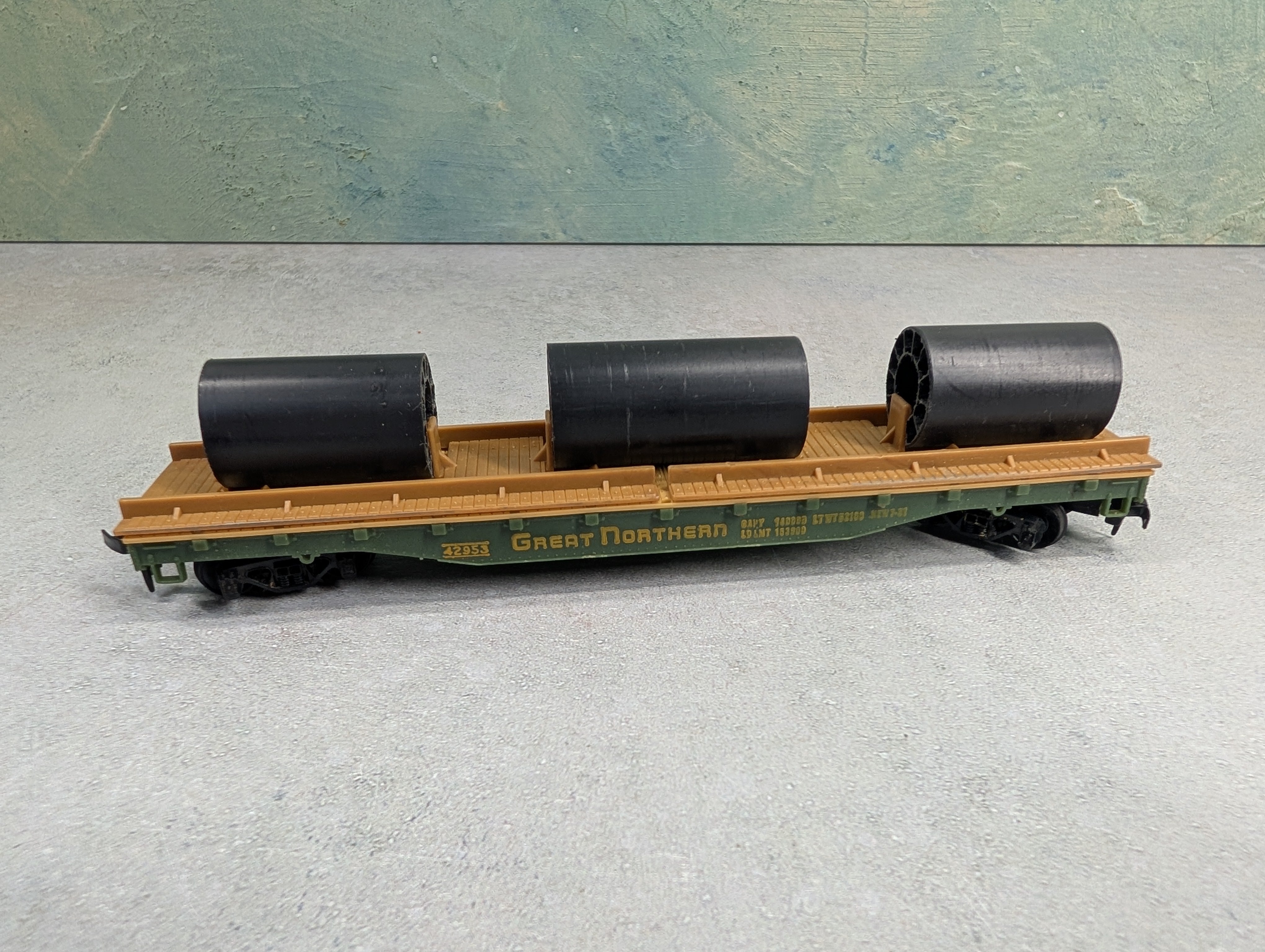 USED Tyco HO Scale 50' Flat Car Great Northern #42953 w/ Custom Pipe Load