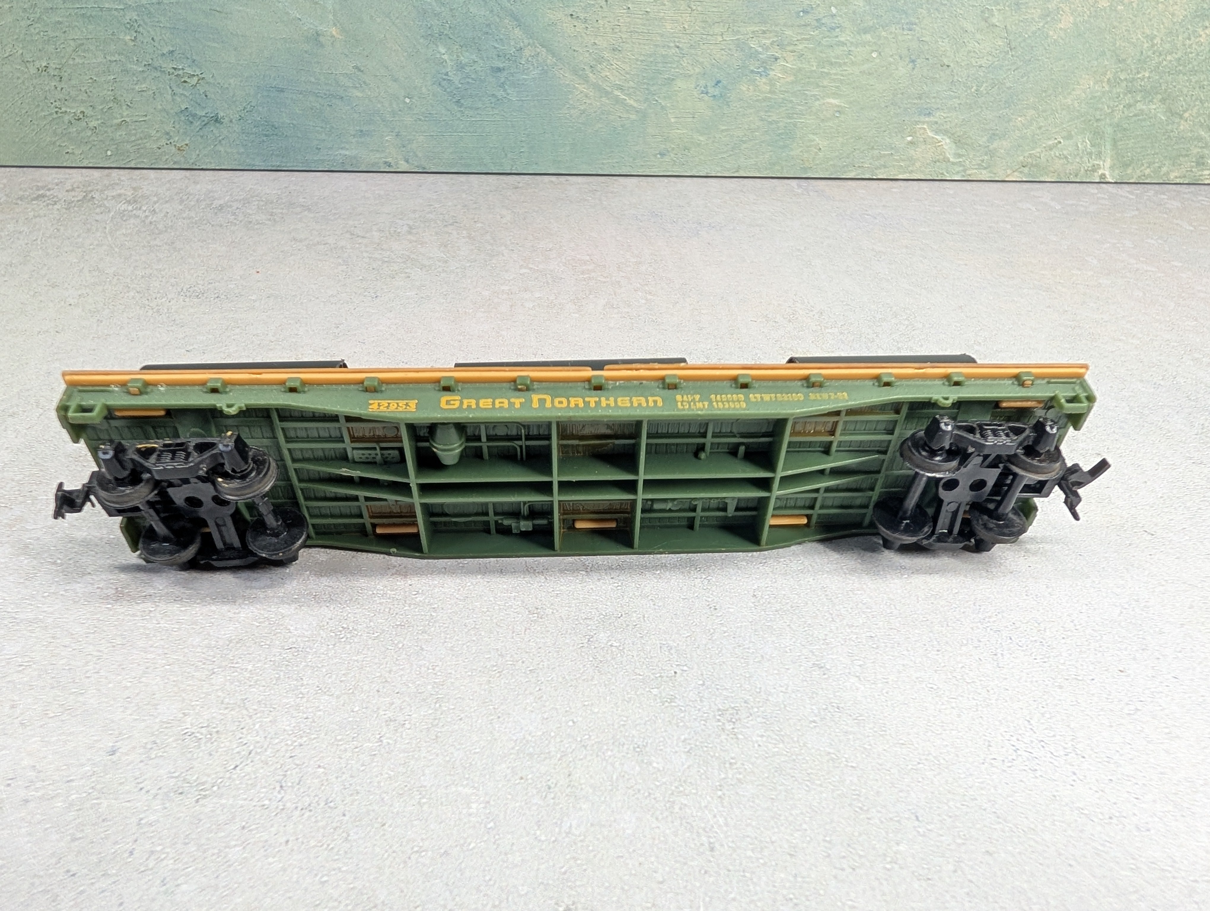 USED Tyco HO Scale 50' Flat Car Great Northern #42953 w/ Custom Pipe Load
