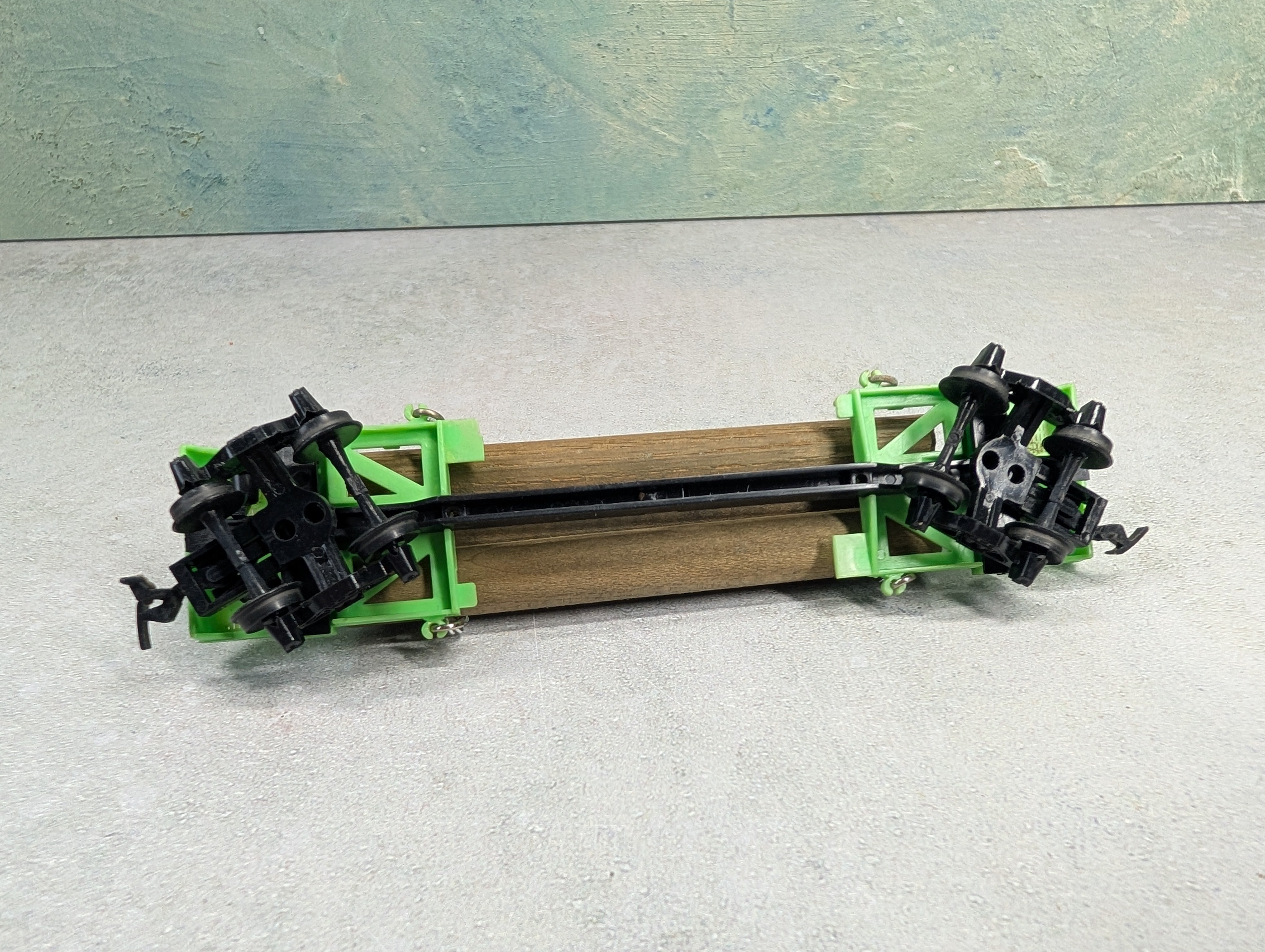 USED Tyco HO Scale Green Skeleton Log Flat Car w/ Log Load