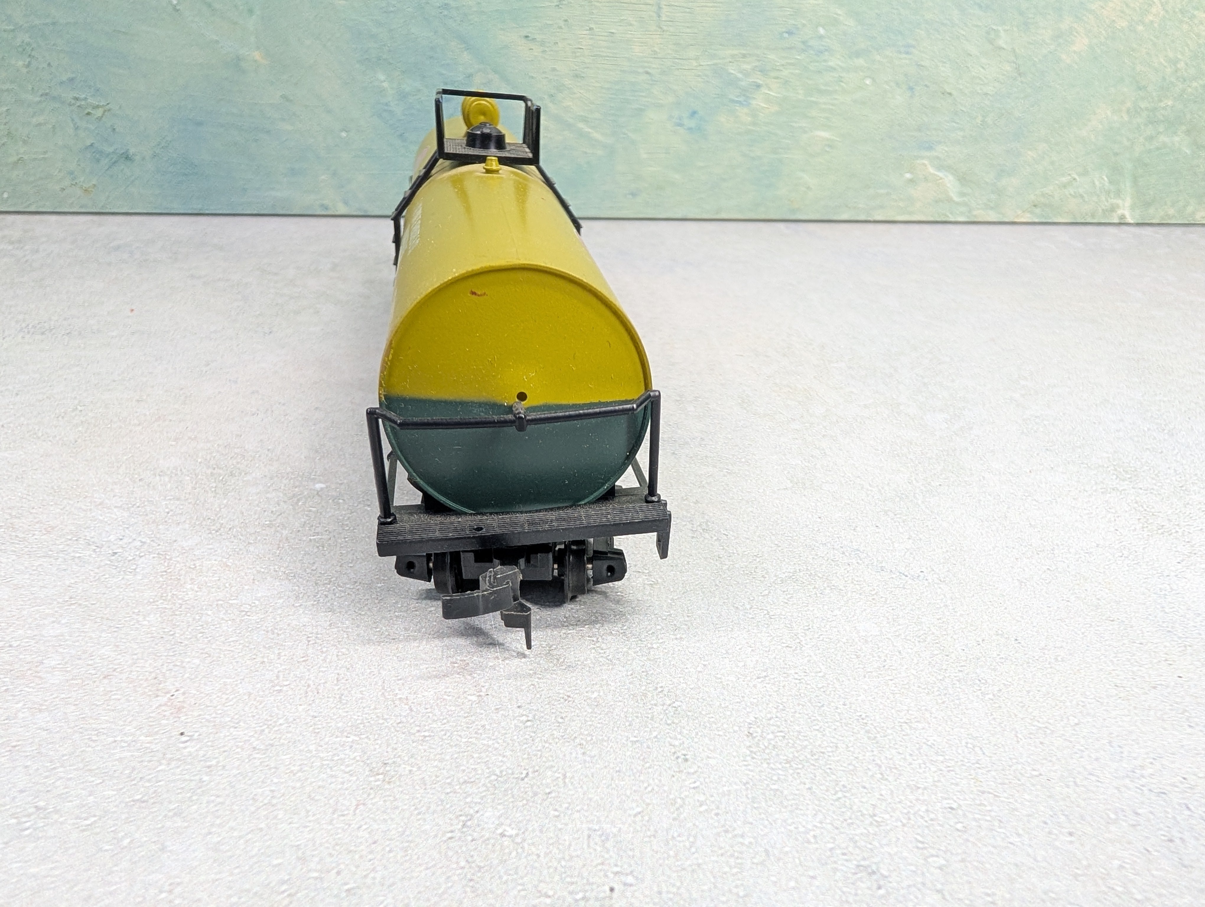 USED AHM HO Scale 50' Single Dome Tank Car DuPont UTLX #85780