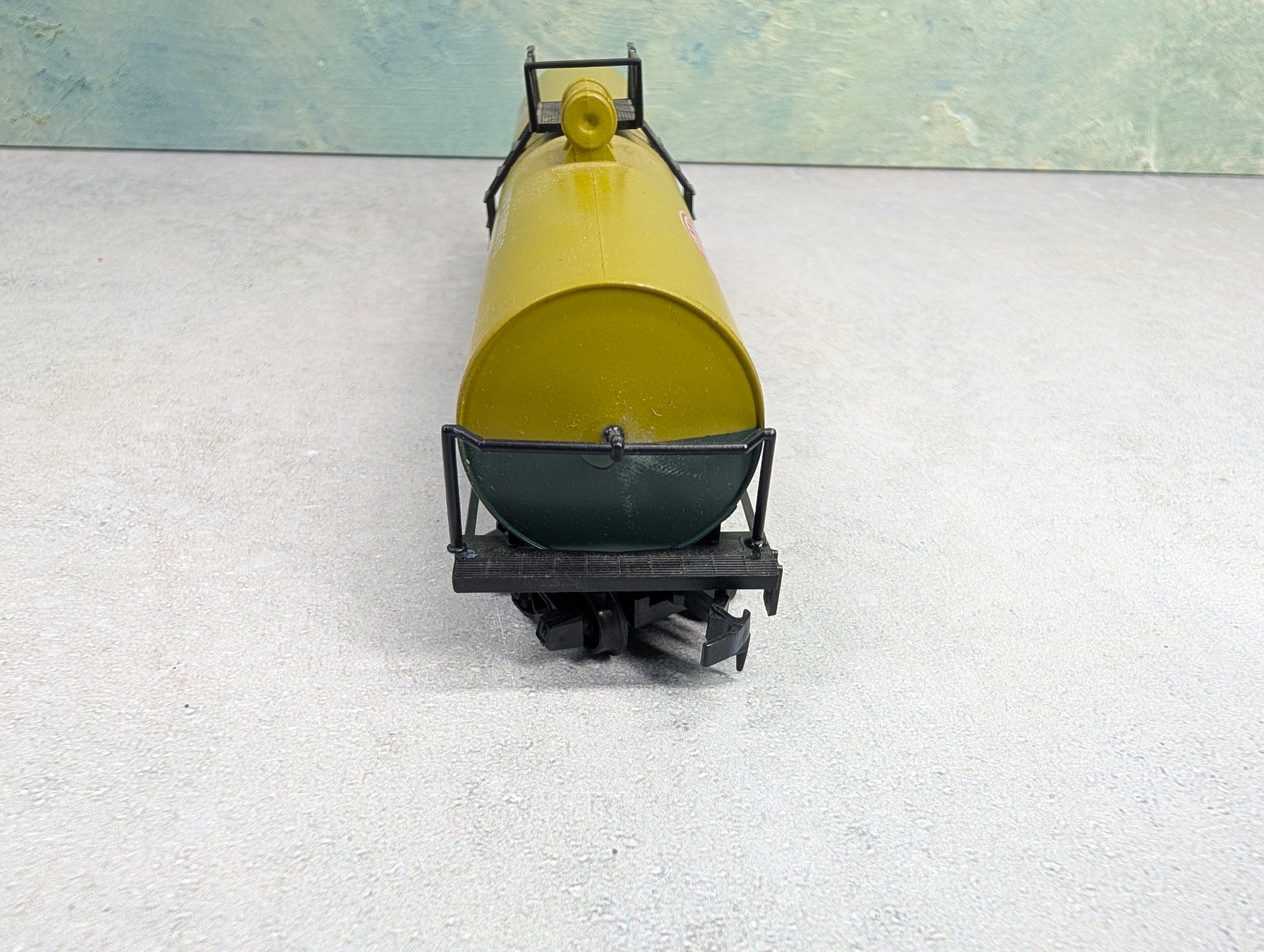 USED AHM HO Scale 50' Single Dome Tank Car DuPont UTLX #85780