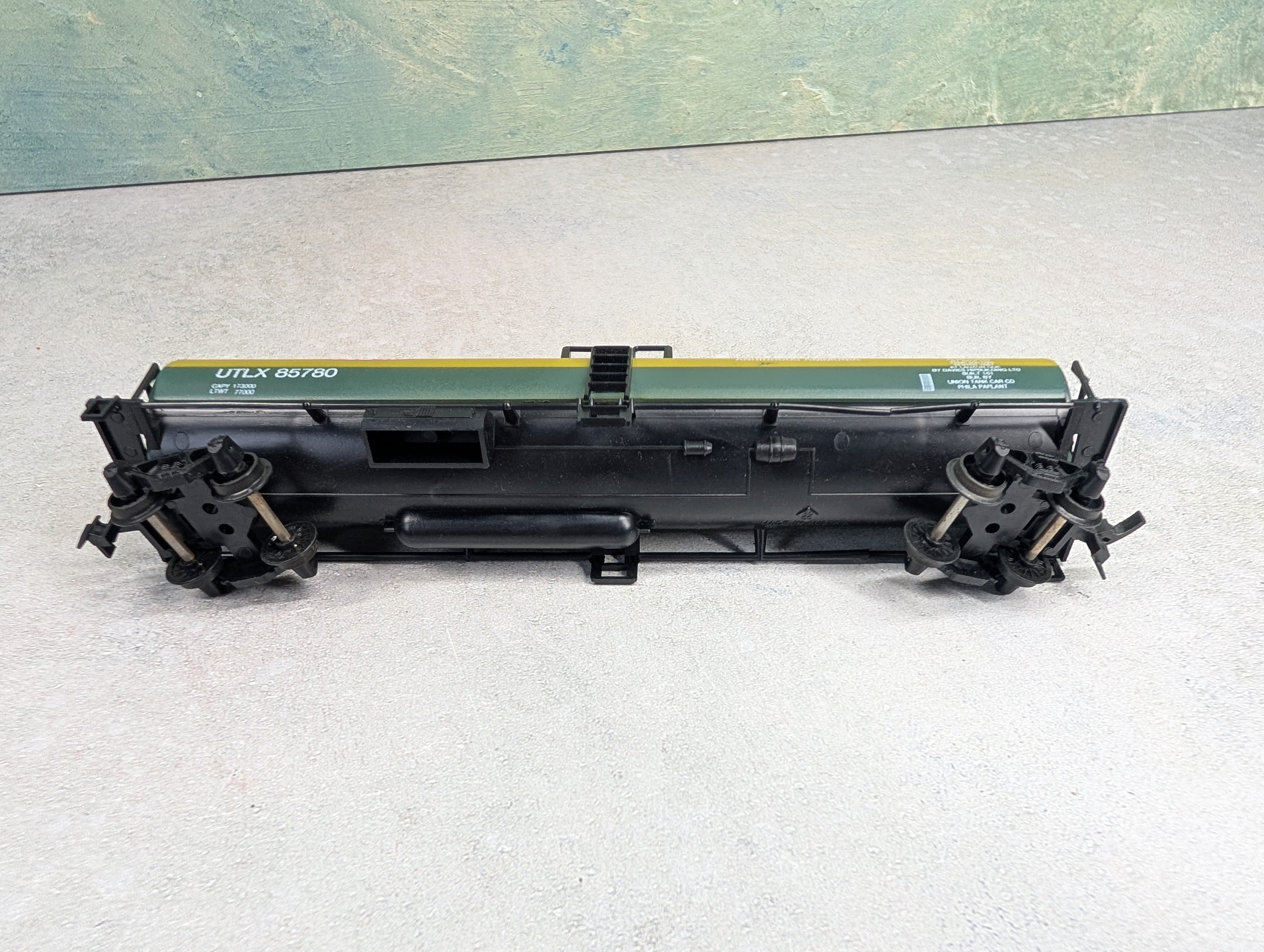 USED AHM HO Scale 50' Single Dome Tank Car DuPont UTLX #85780