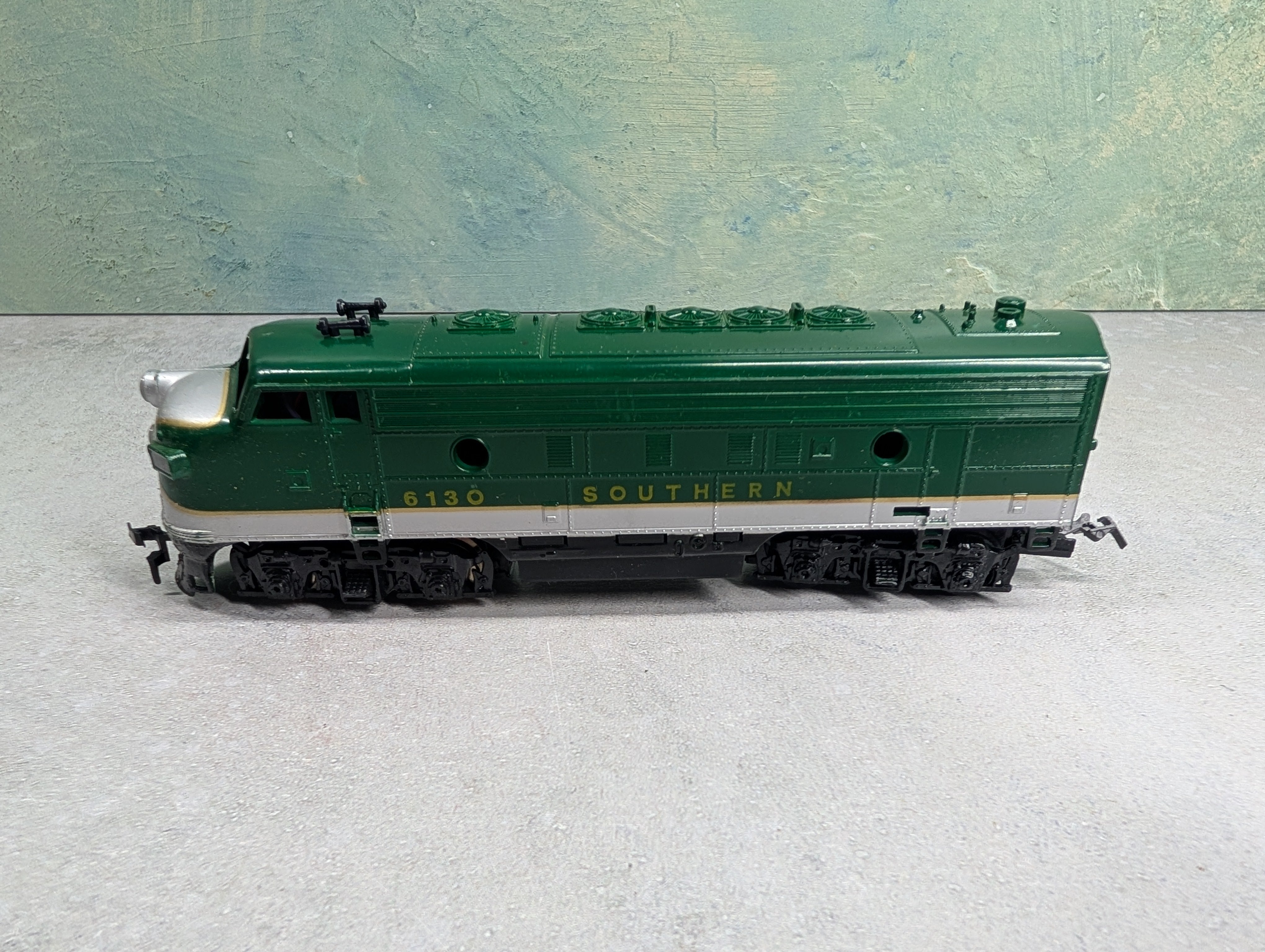 USED Life-Like HO Scale F-7A Diesel Locomotive Southern #6130 Parts/Repairs DC