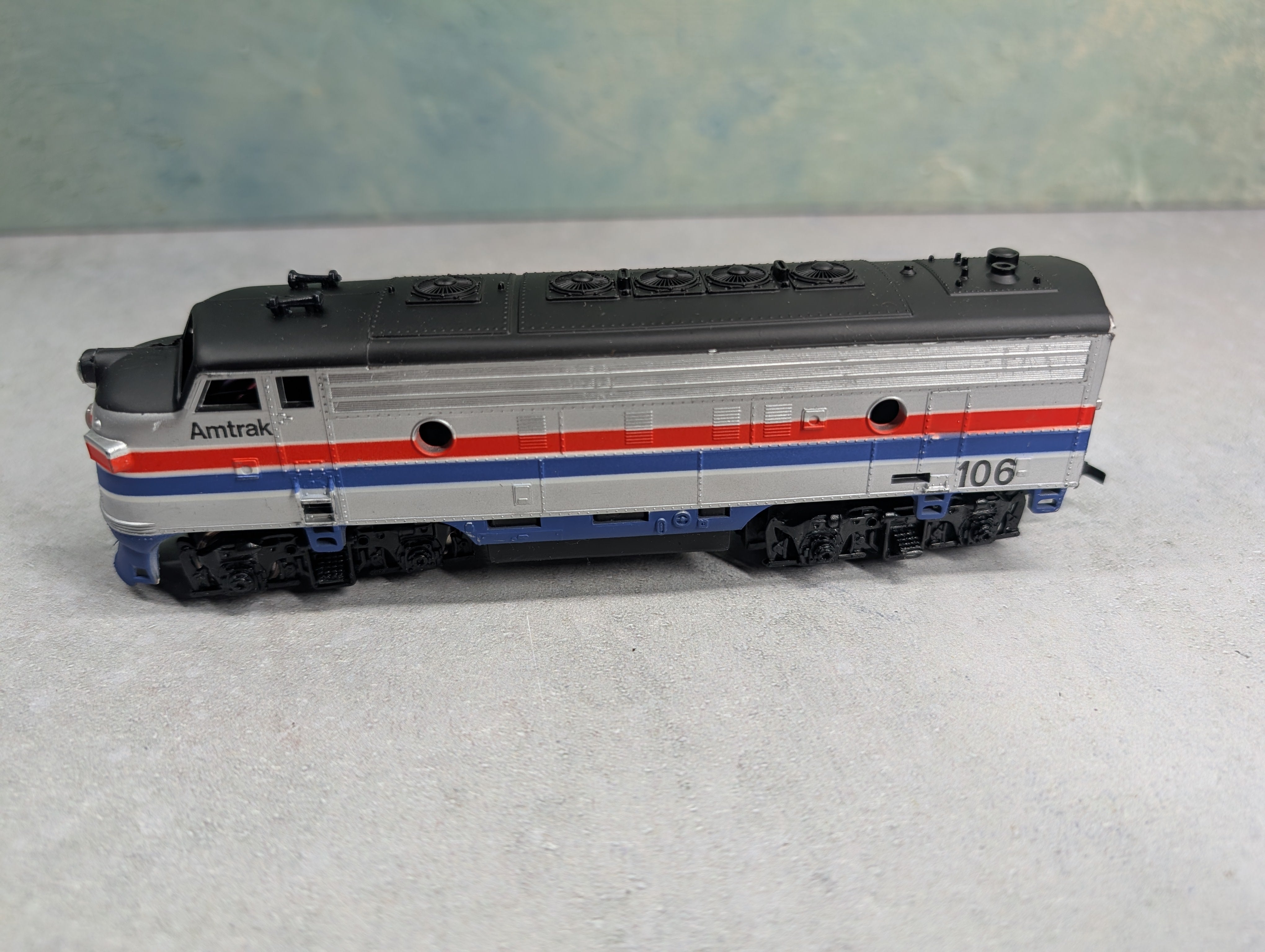 USED Life-Like HO Scale F-7A Diesel Locomotive Amtrak #106 Parts/Repairs DC