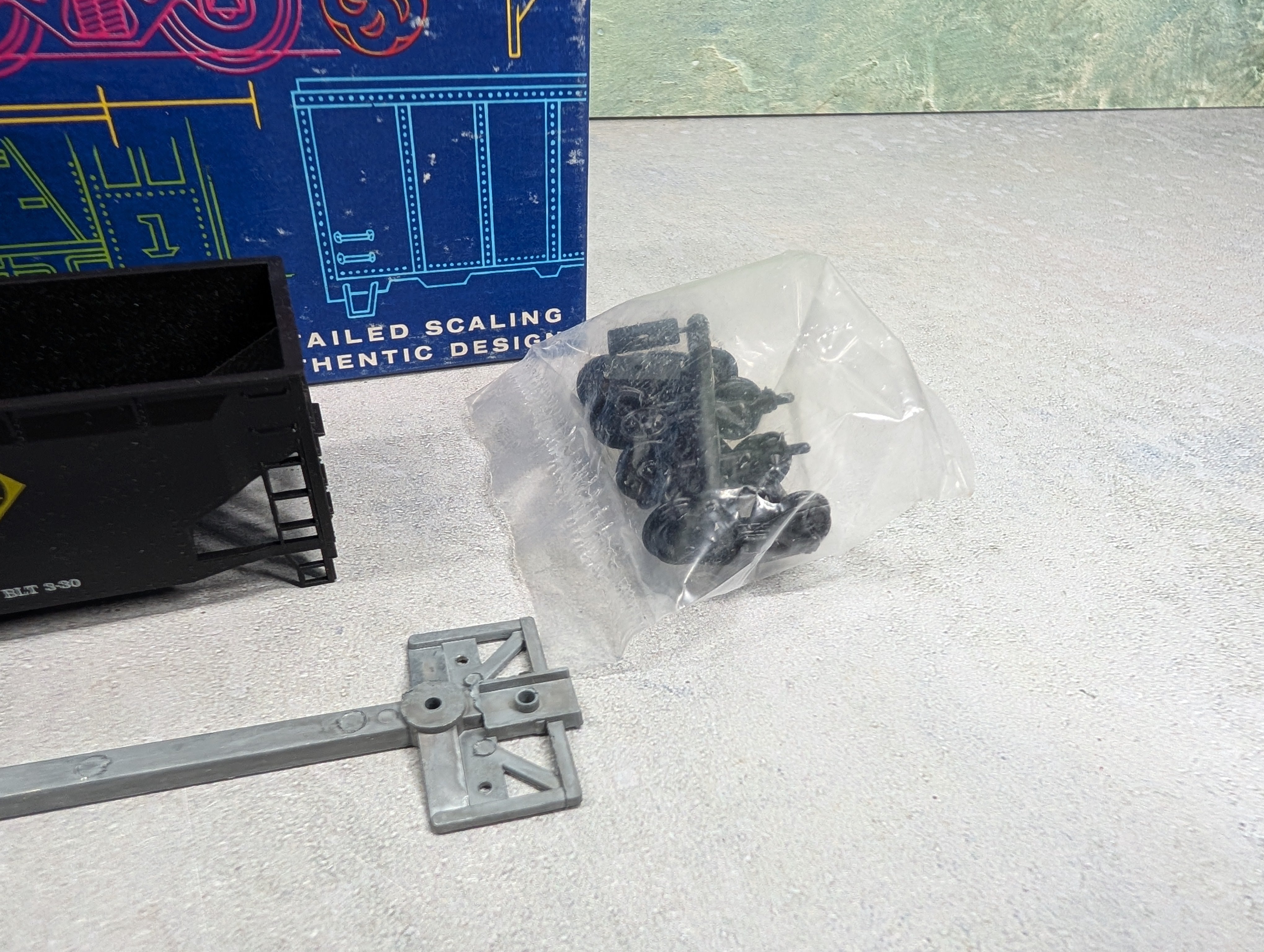 USED Roundhouse 1611 HO Scale 3-Bay Offset Hopper Erie #38300 KIT