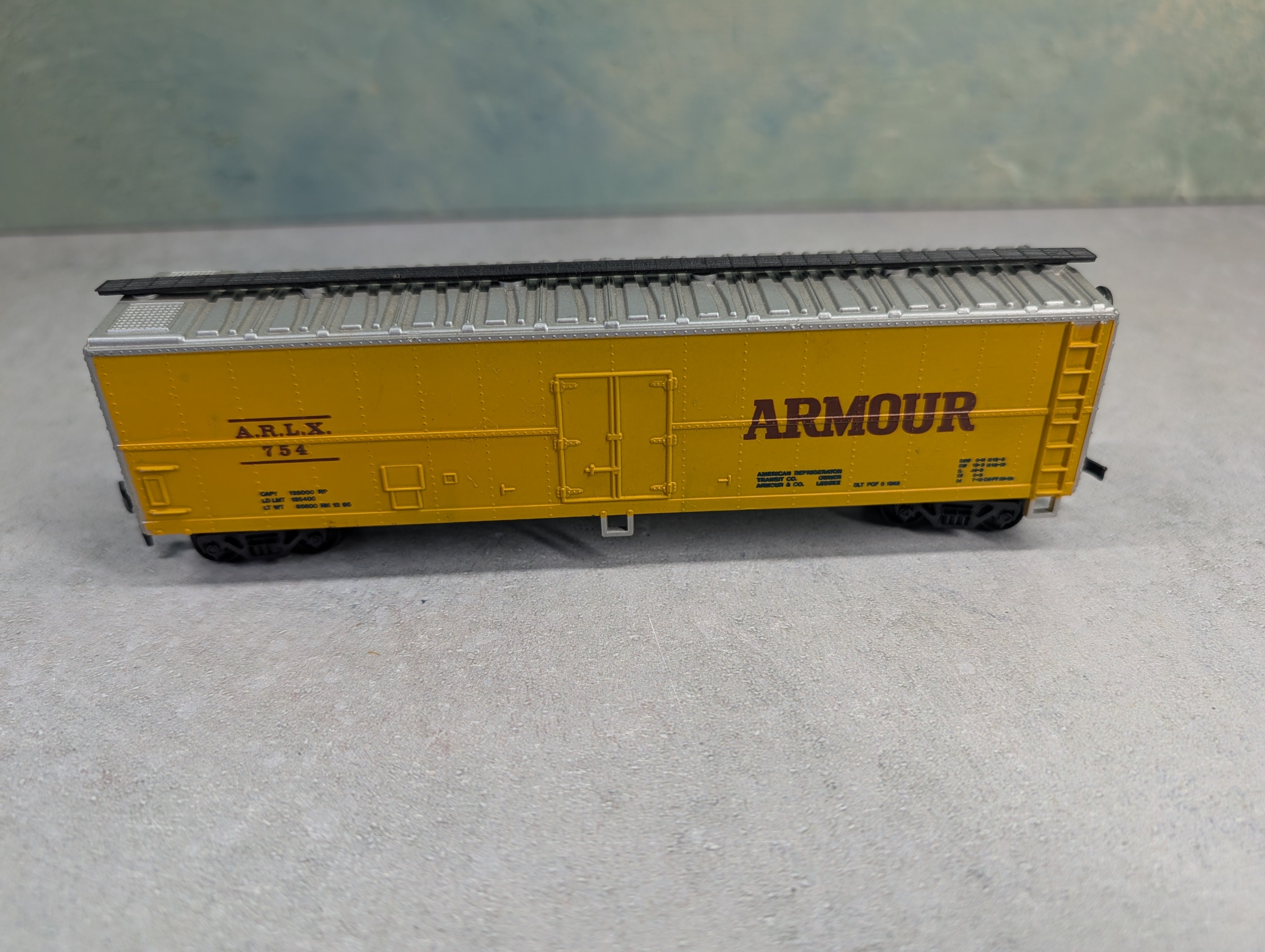 USED AHM HO Scale 50' Box Car Armour Refrigerator Line ARLX #754