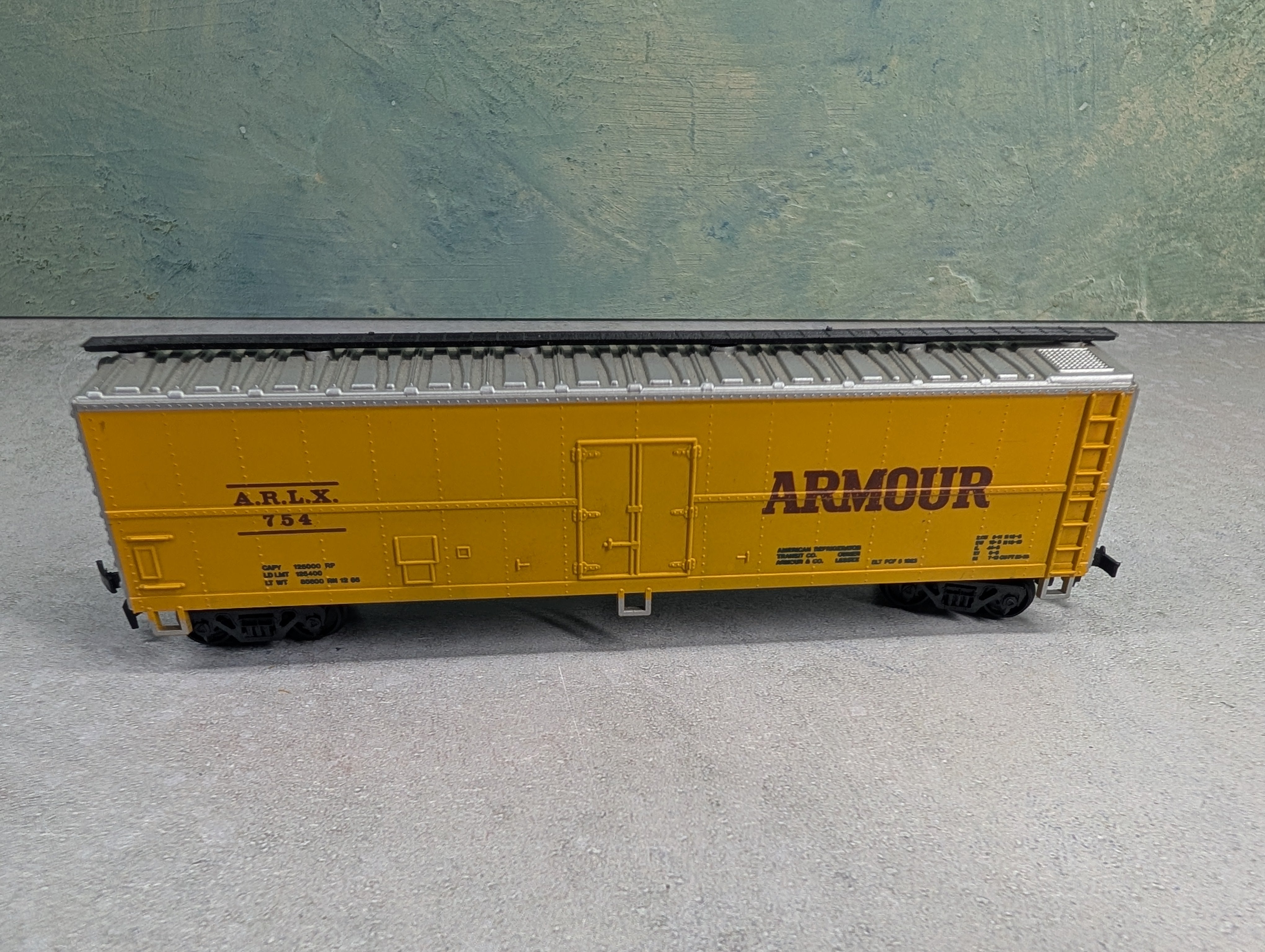 USED AHM HO Scale 50' Box Car Armour Refrigerator Line ARLX #754