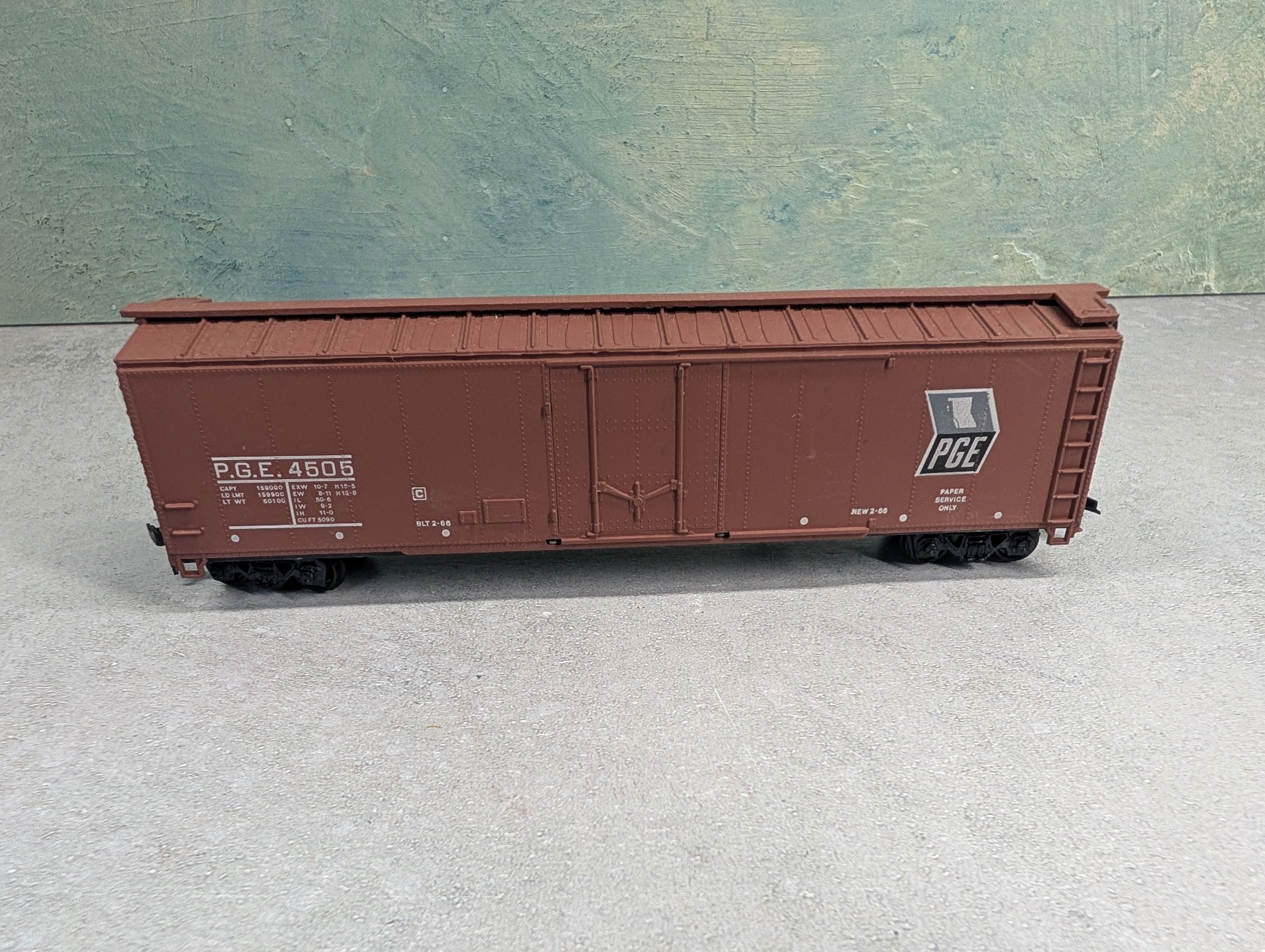 USED Roundhouse HO Scale 50' Box Car Pacific Great Eastern PGE #4505