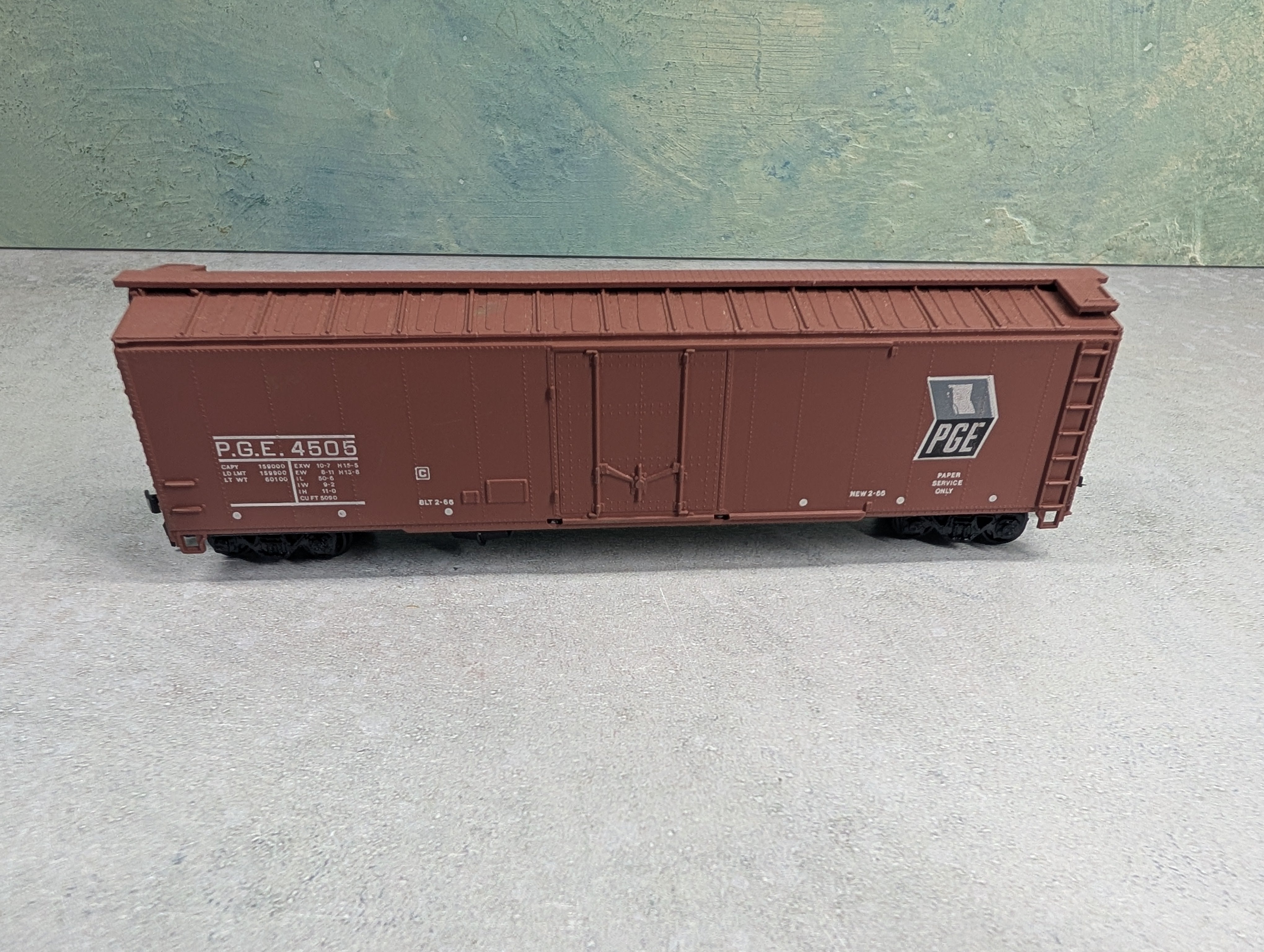 USED Roundhouse HO Scale 50' Box Car Pacific Great Eastern PGE #4505