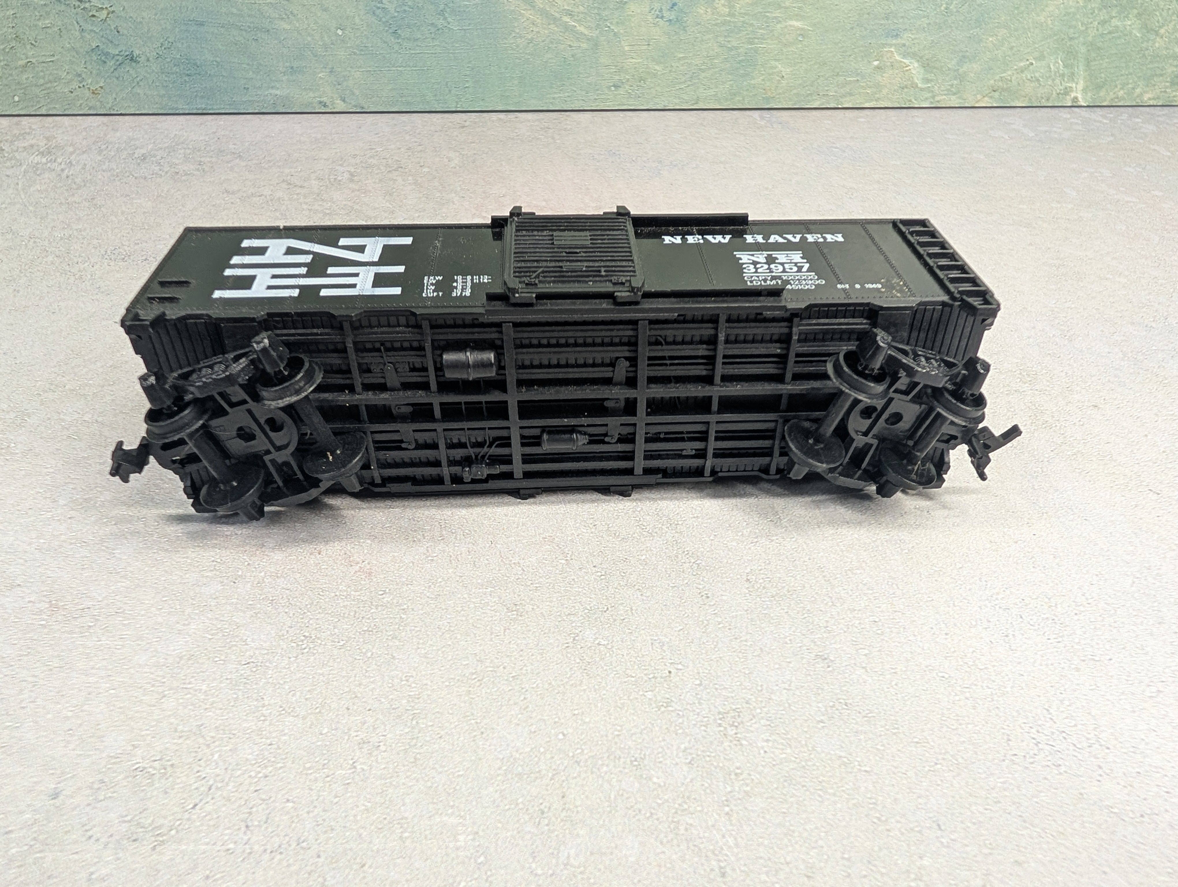 USED HO Scale 40' Box Car New Haven NH #32957