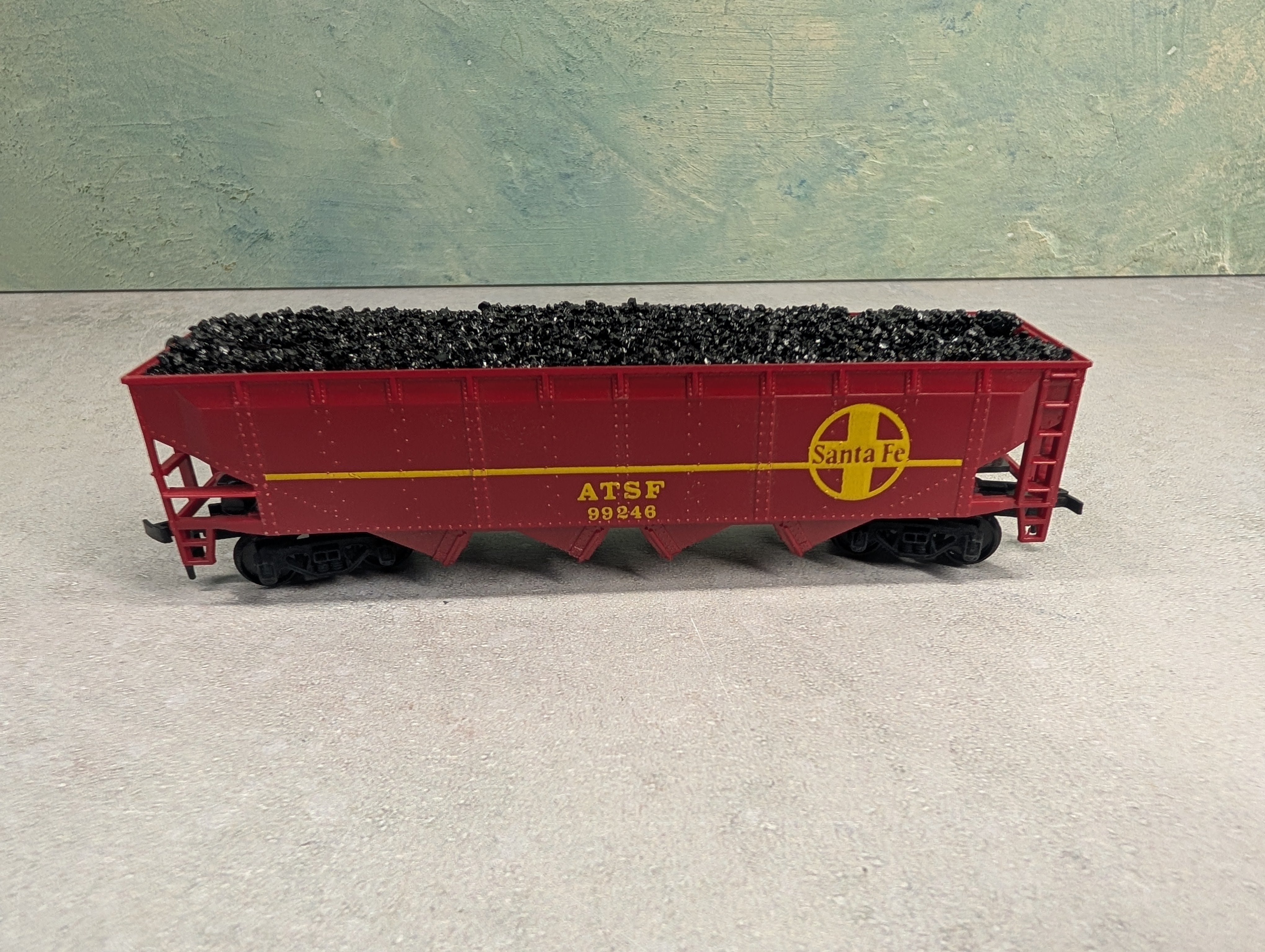 USED Bachmann HO Scale Quad Hopper Santa Fe ATSF w/ Coal Load