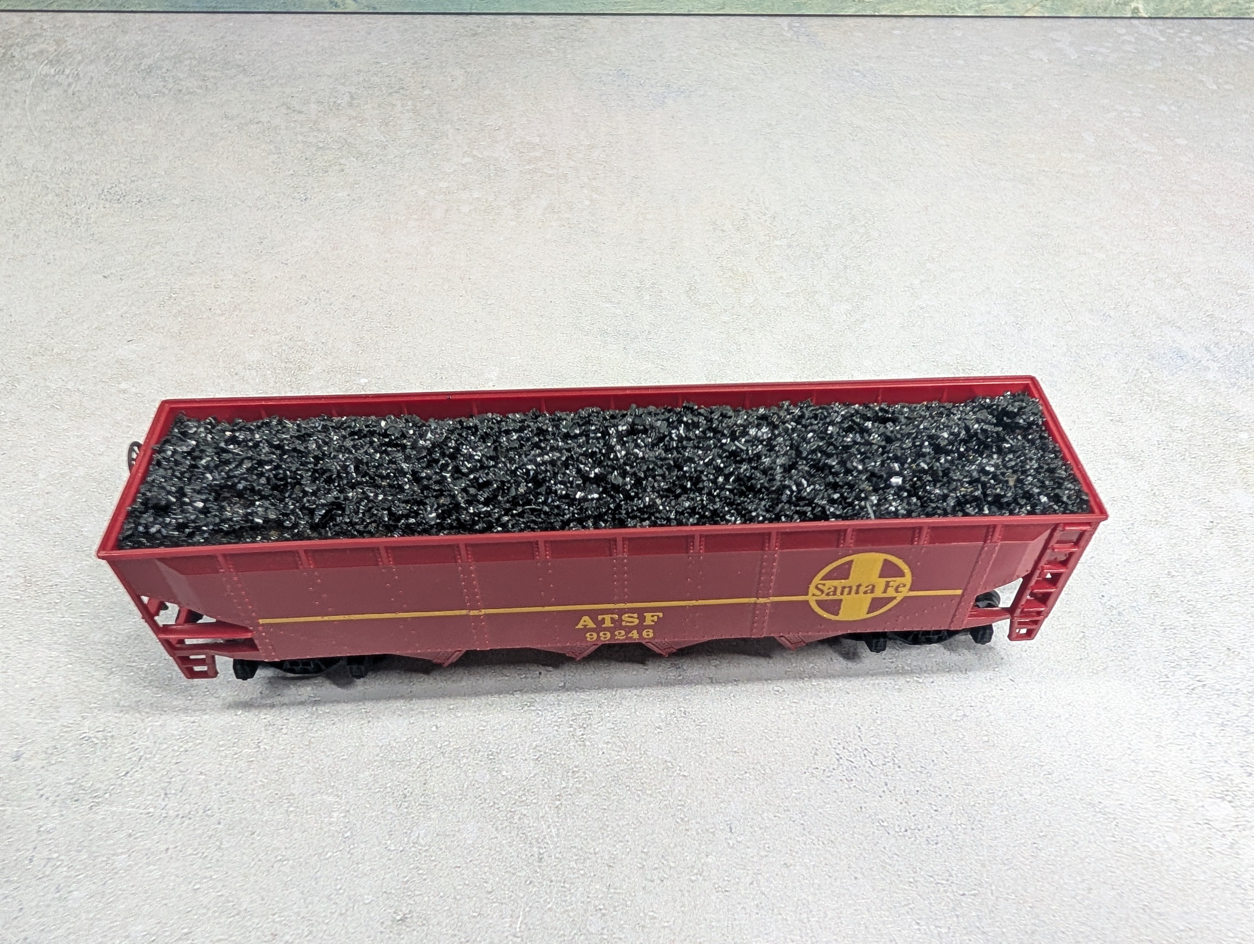 USED Bachmann HO Scale Quad Hopper Santa Fe ATSF w/ Coal Load
