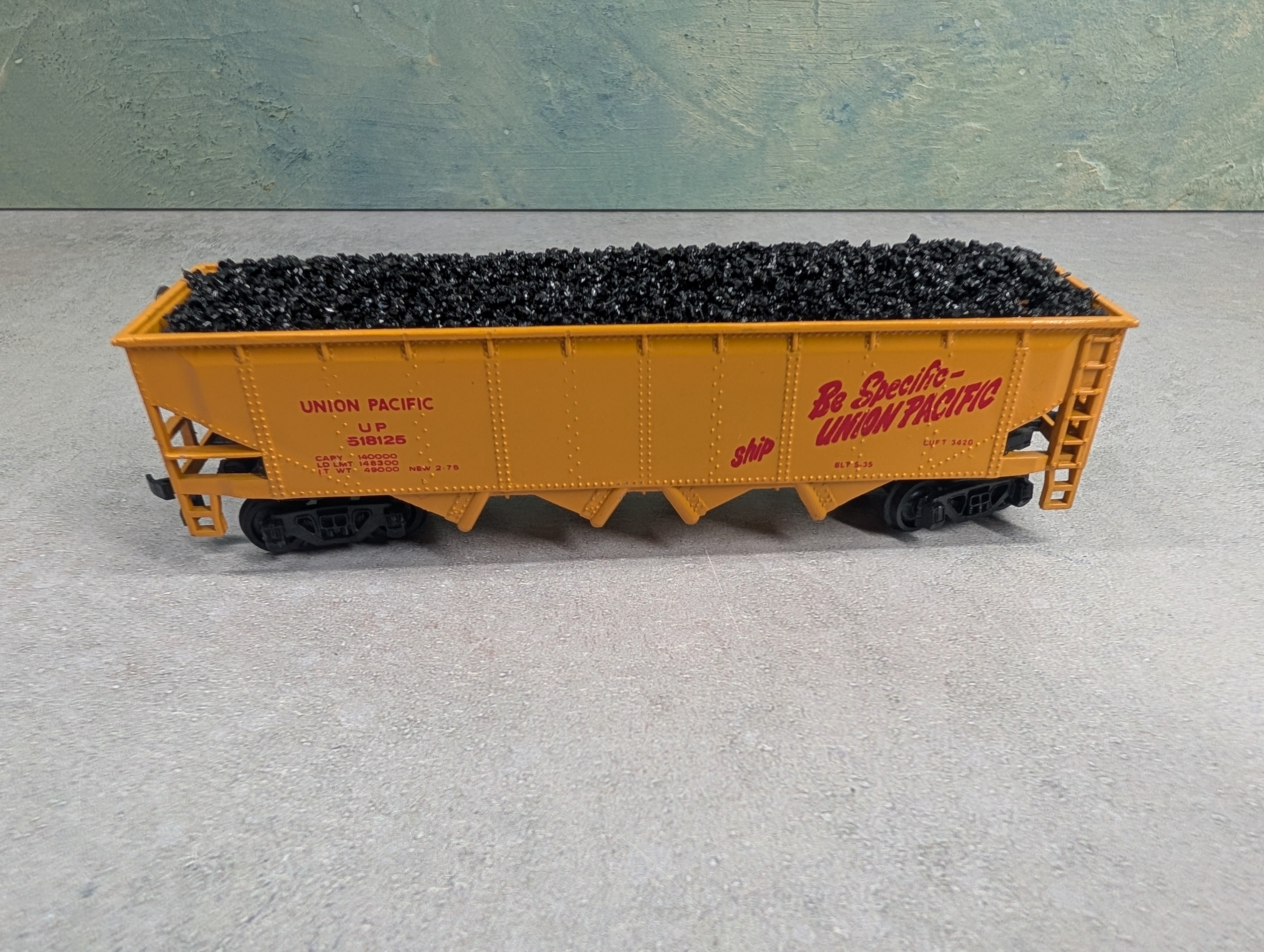 USED Bachmann HO Scale Quad Hopper Union Pacific UP #518125 w/ Coal Load