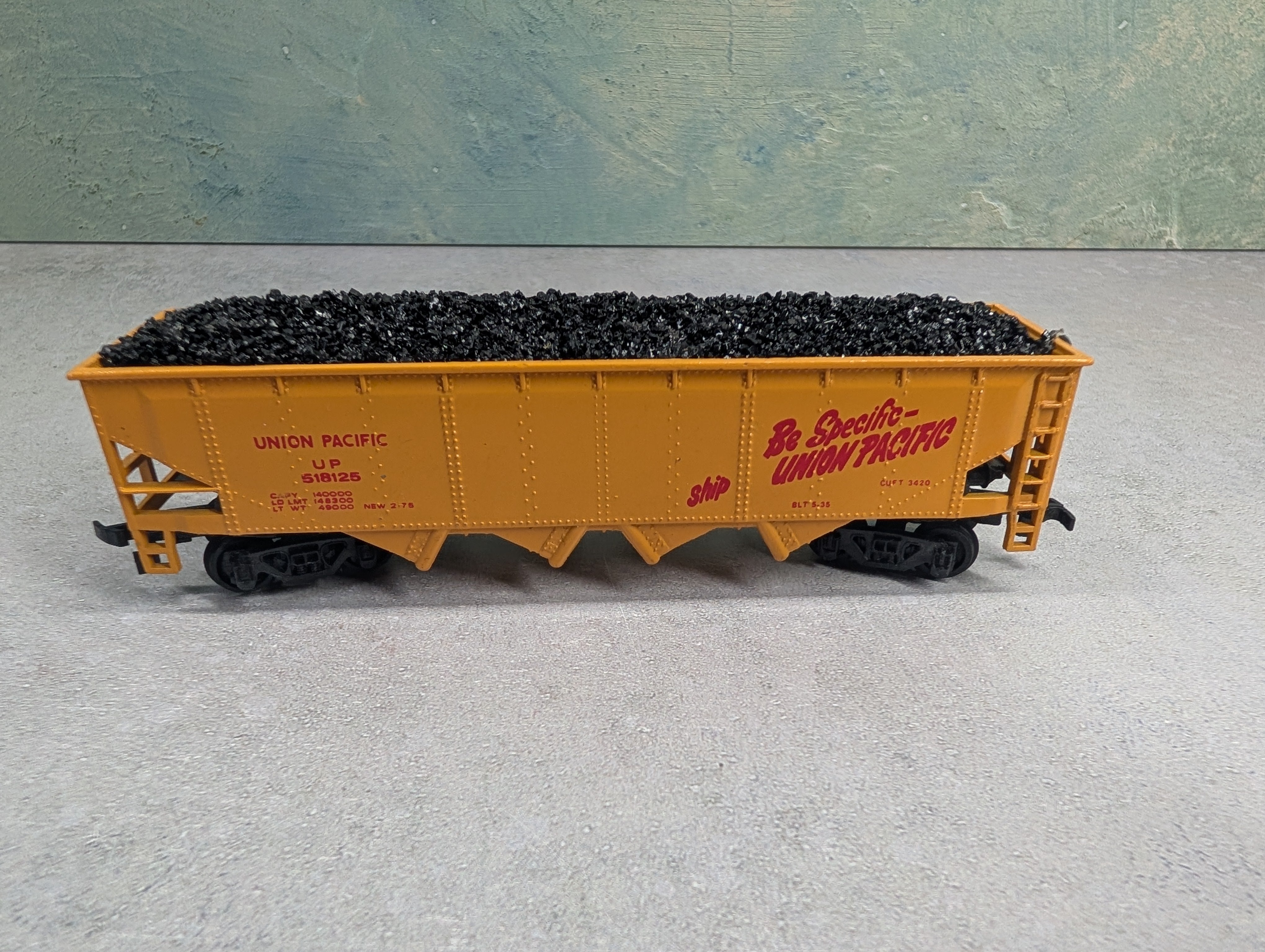 USED Bachmann HO Scale Quad Hopper Union Pacific UP #518125 w/ Coal Load