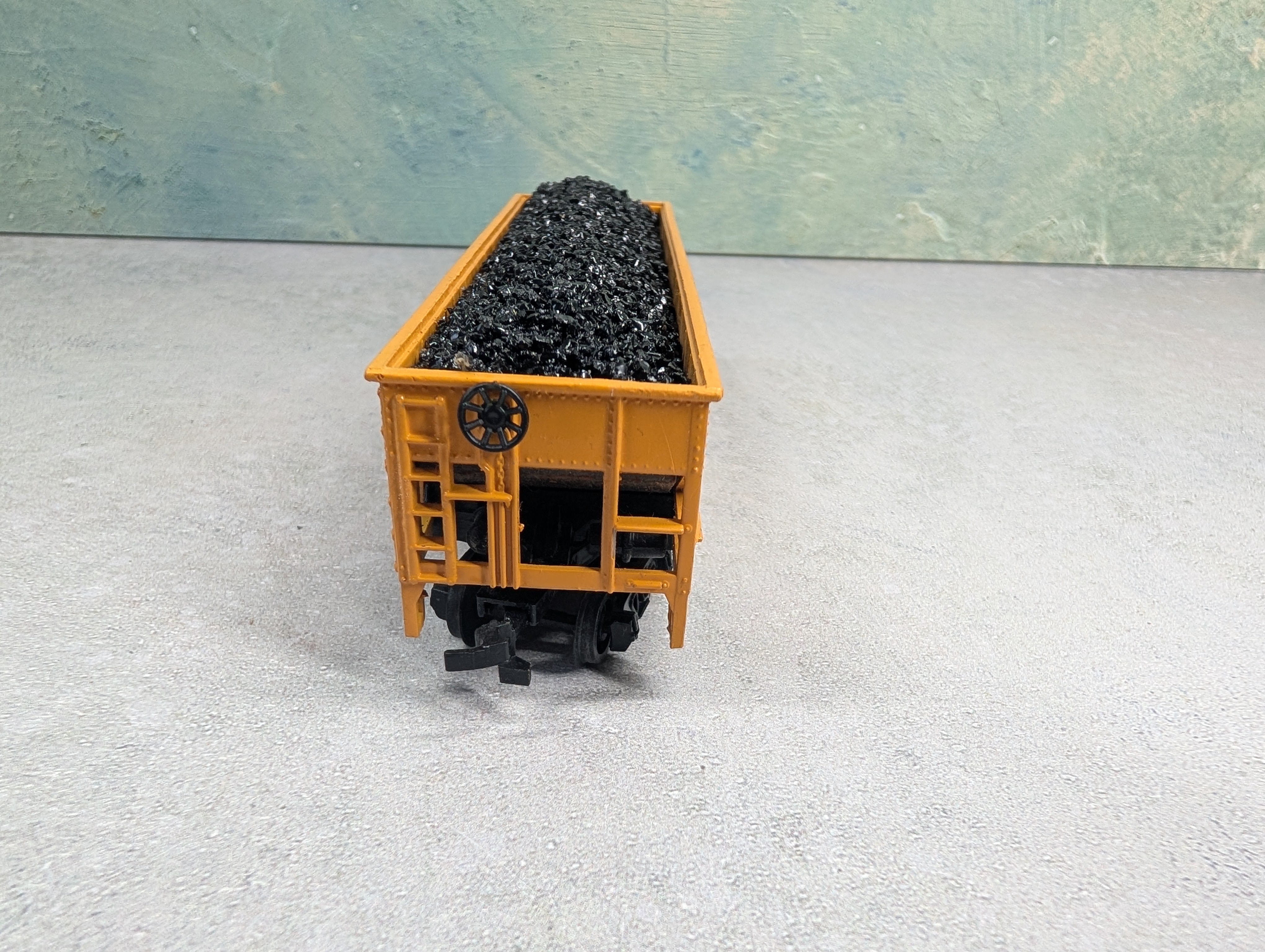 USED Bachmann HO Scale Quad Hopper Union Pacific UP #518125 w/ Coal Load