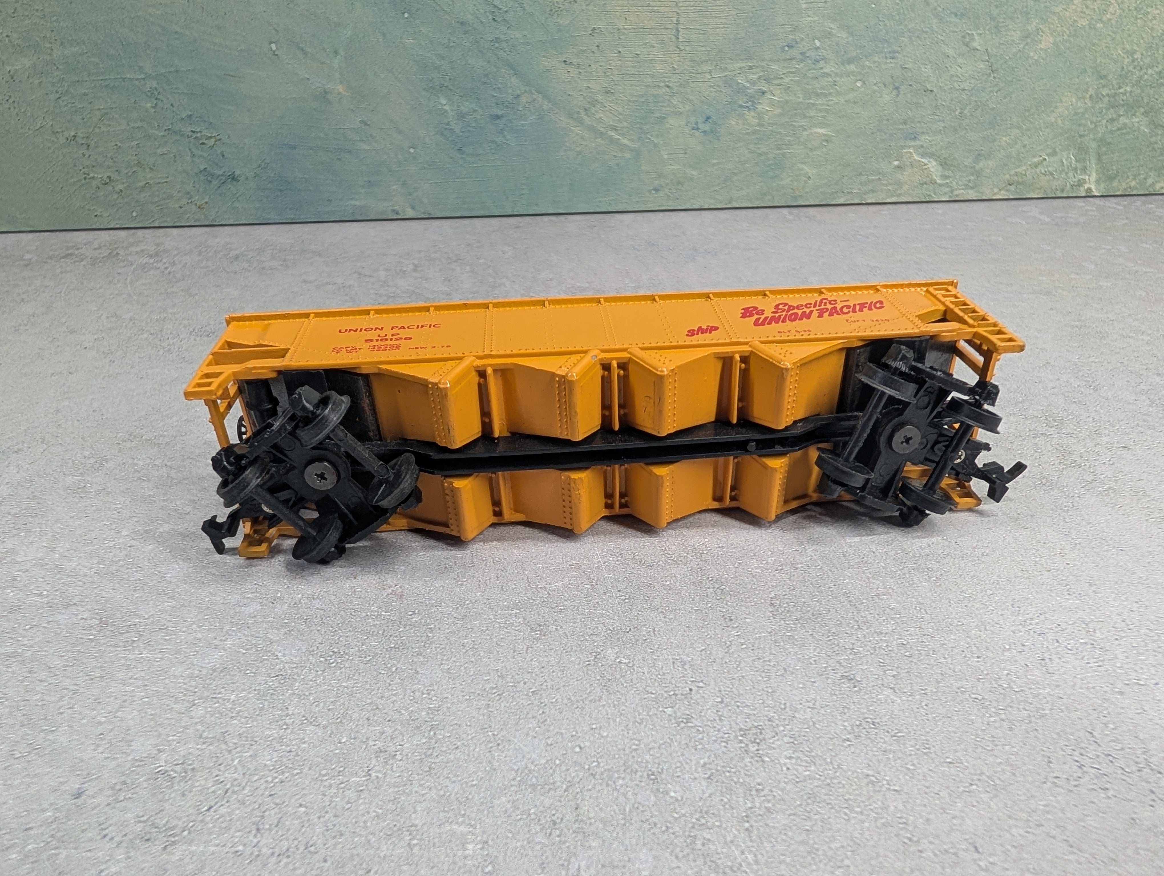 USED Bachmann HO Scale Quad Hopper Union Pacific UP #518125 w/ Coal Load