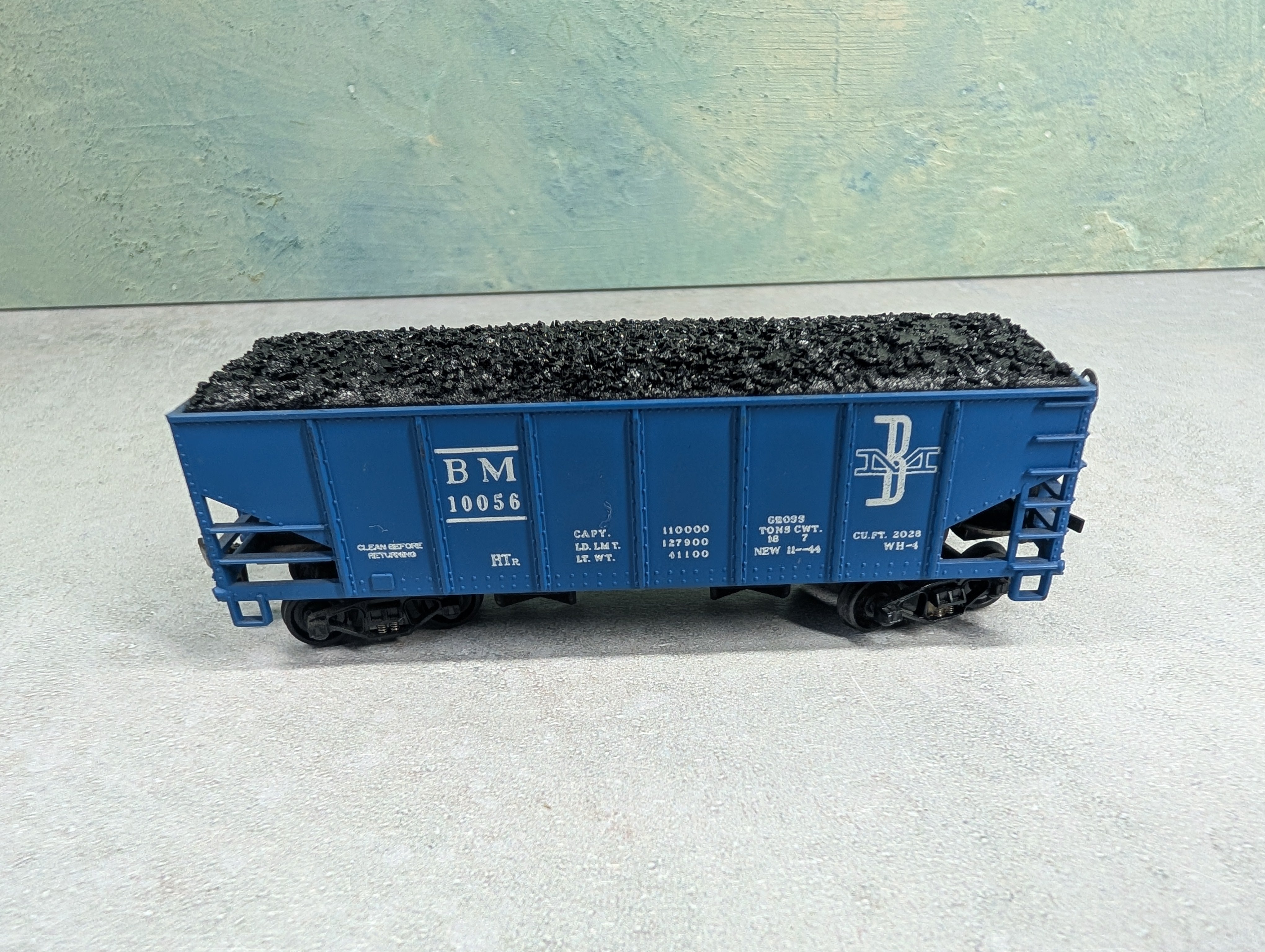 USED Tyco HO Scale Operating 2 Bay Hopper Boston and Maine BM #10056 w/ Coal Load