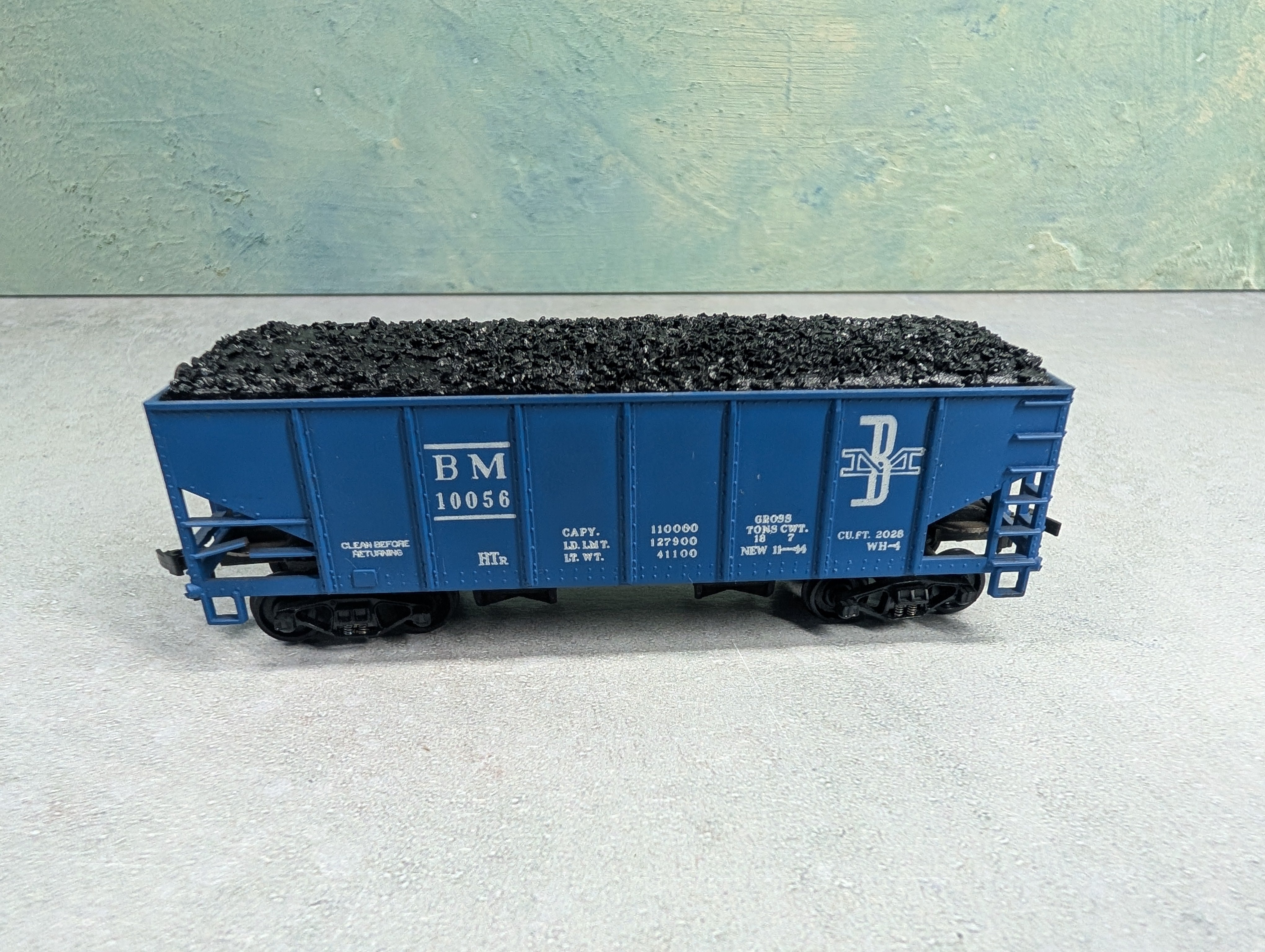 USED Tyco HO Scale Operating 2 Bay Hopper Boston and Maine BM #10056 w/ Coal Load