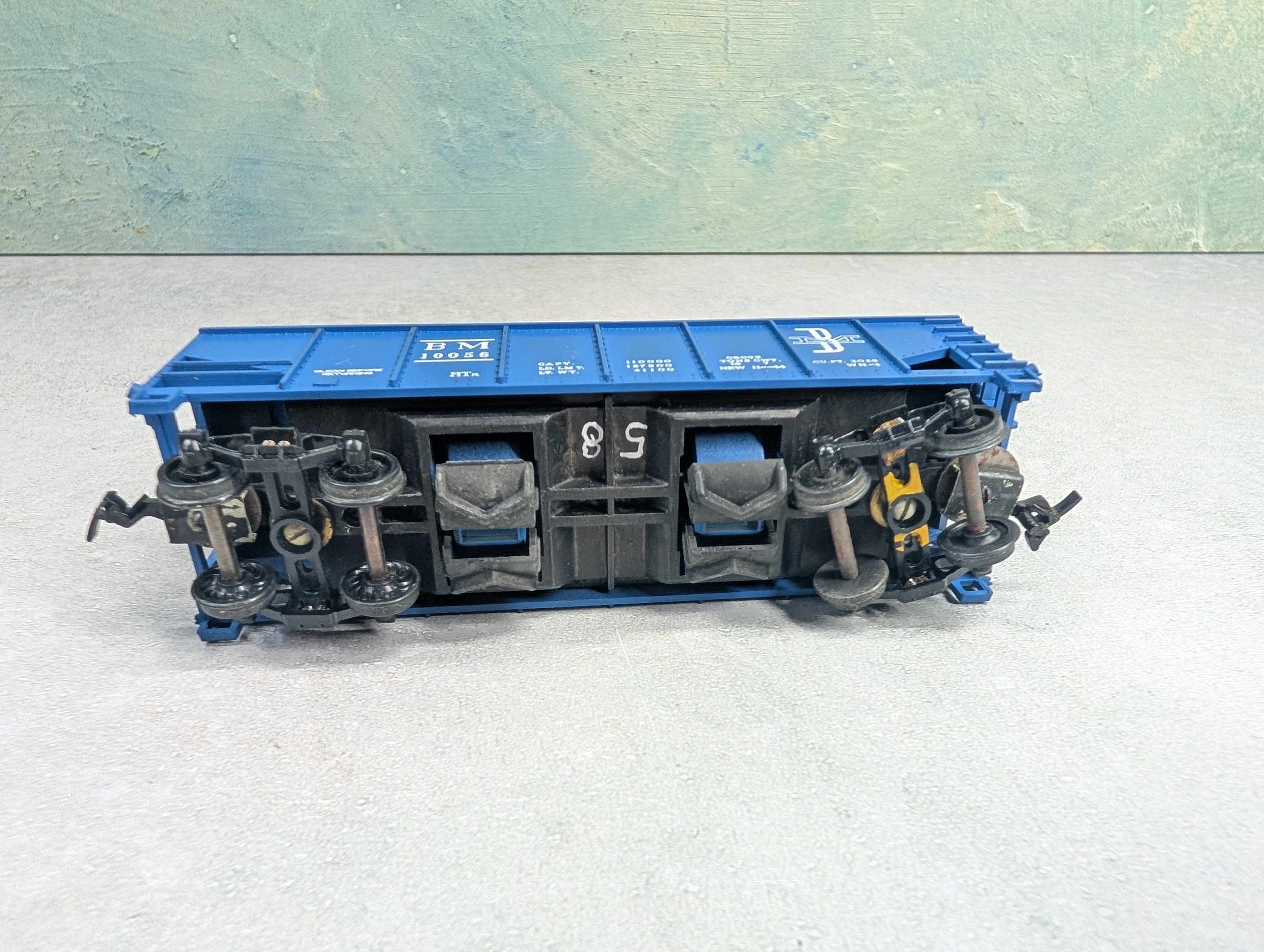 USED Tyco HO Scale Operating 2 Bay Hopper Boston and Maine BM #10056 w/ Coal Load