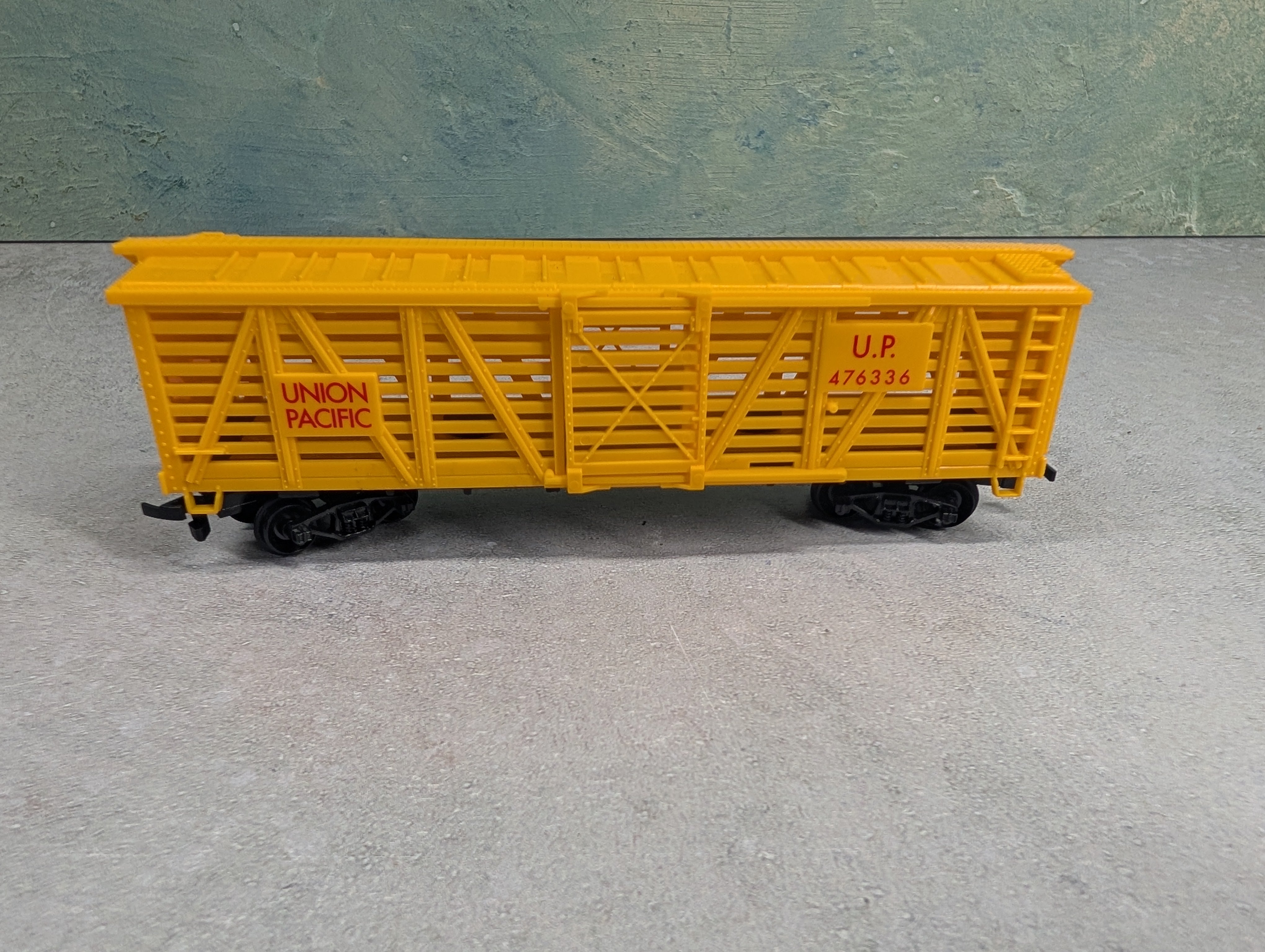 USED Life-Like HO Scale 40' Cattle Stock Car Union Pacific UP #476336 Yellow Roof
