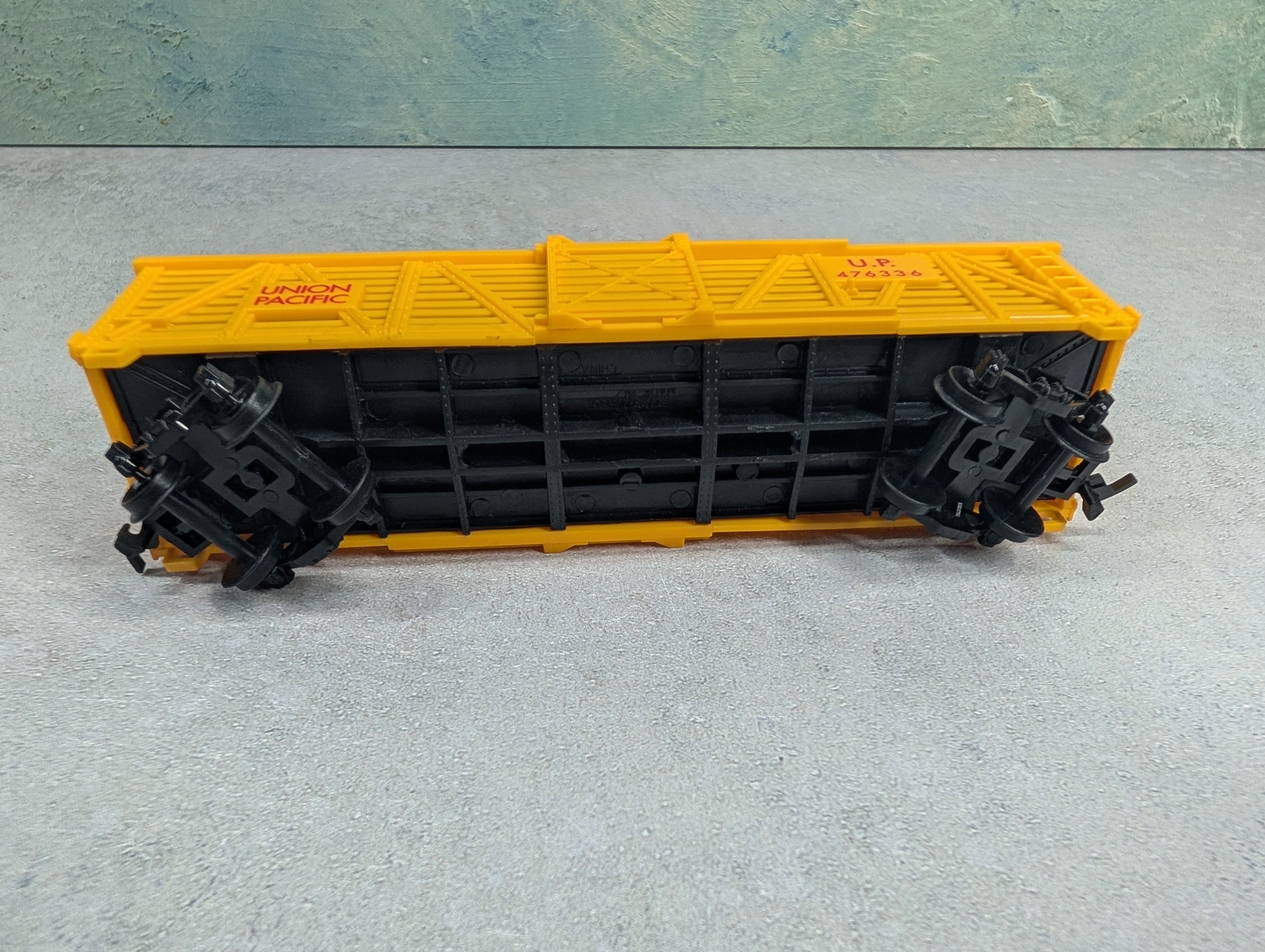 USED Life-Like HO Scale 40' Cattle Stock Car Union Pacific UP #476336 Yellow Roof