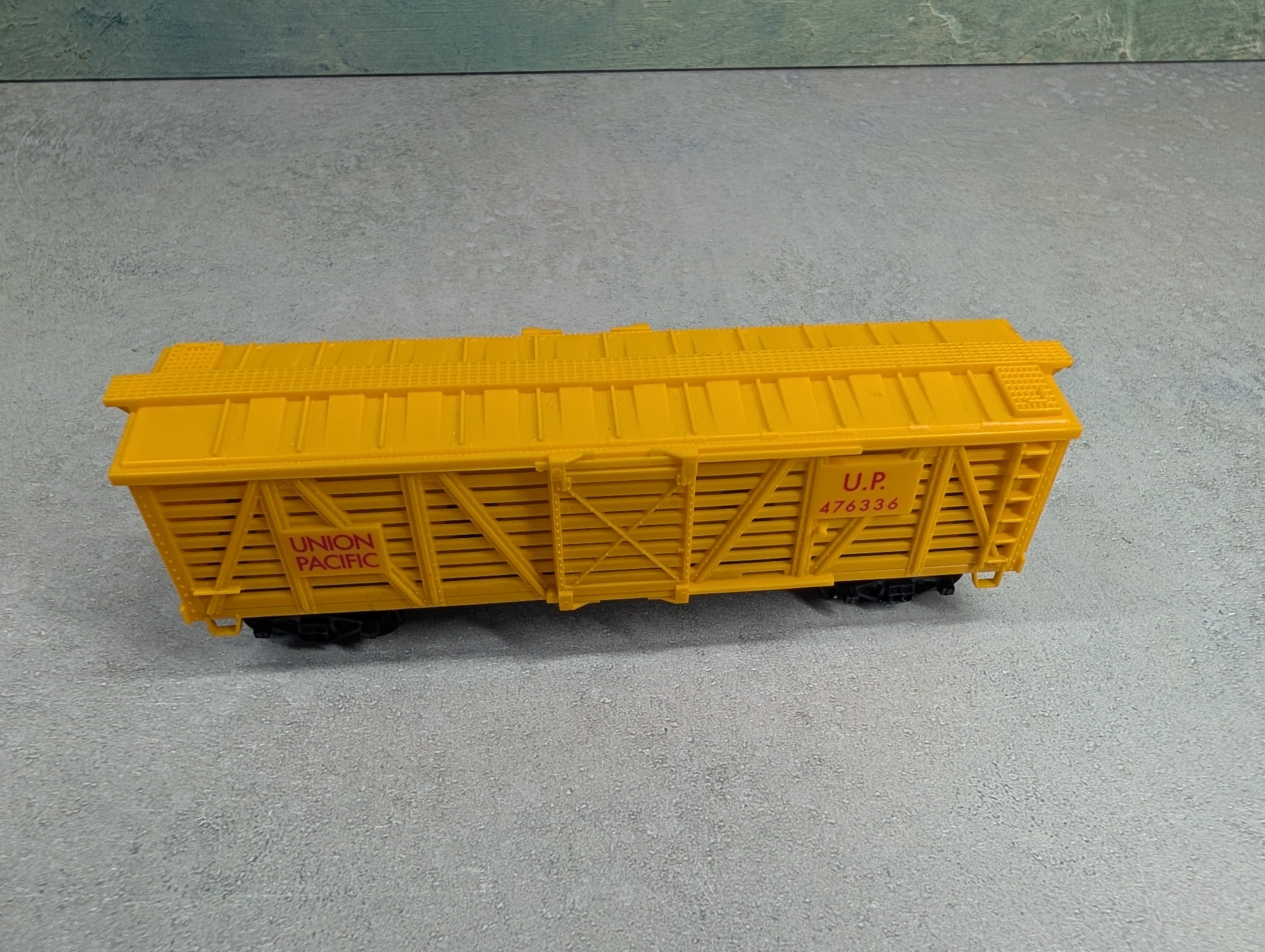 USED Life-Like HO Scale 40' Cattle Stock Car Union Pacific UP #476336 Yellow Roof