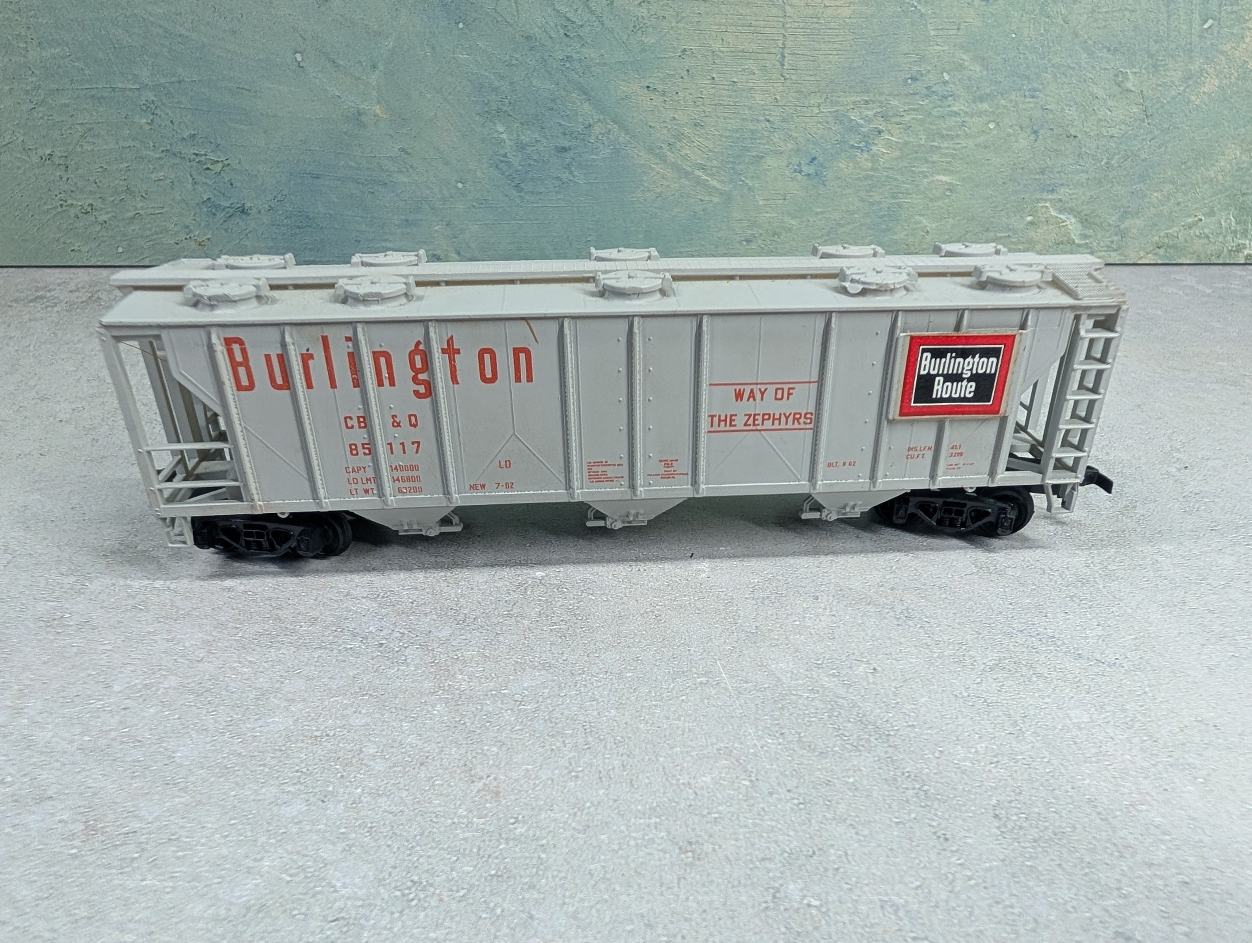 USED AHM HO Scale 3 Bay Covered Hopper Burlington CB&Q #85117