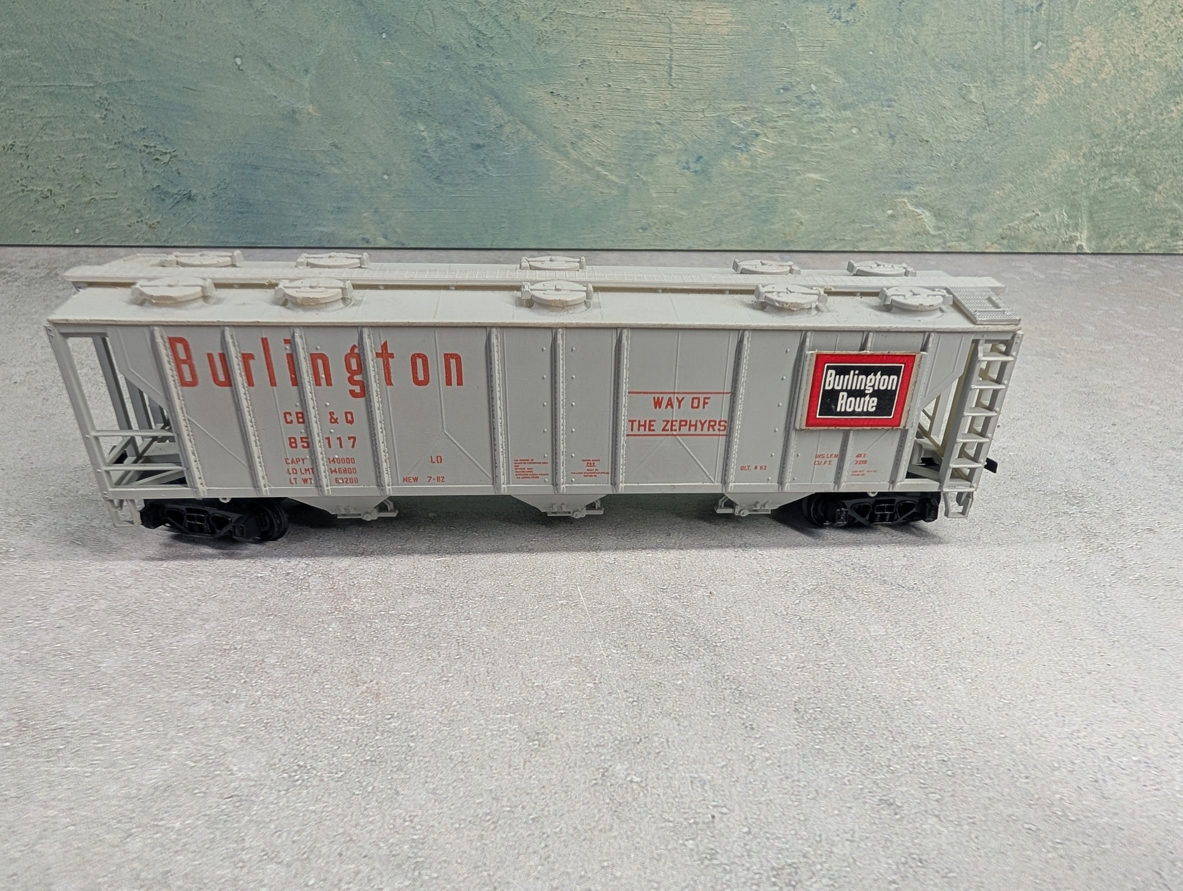 USED AHM HO Scale 3 Bay Covered Hopper Burlington CB&Q #85117