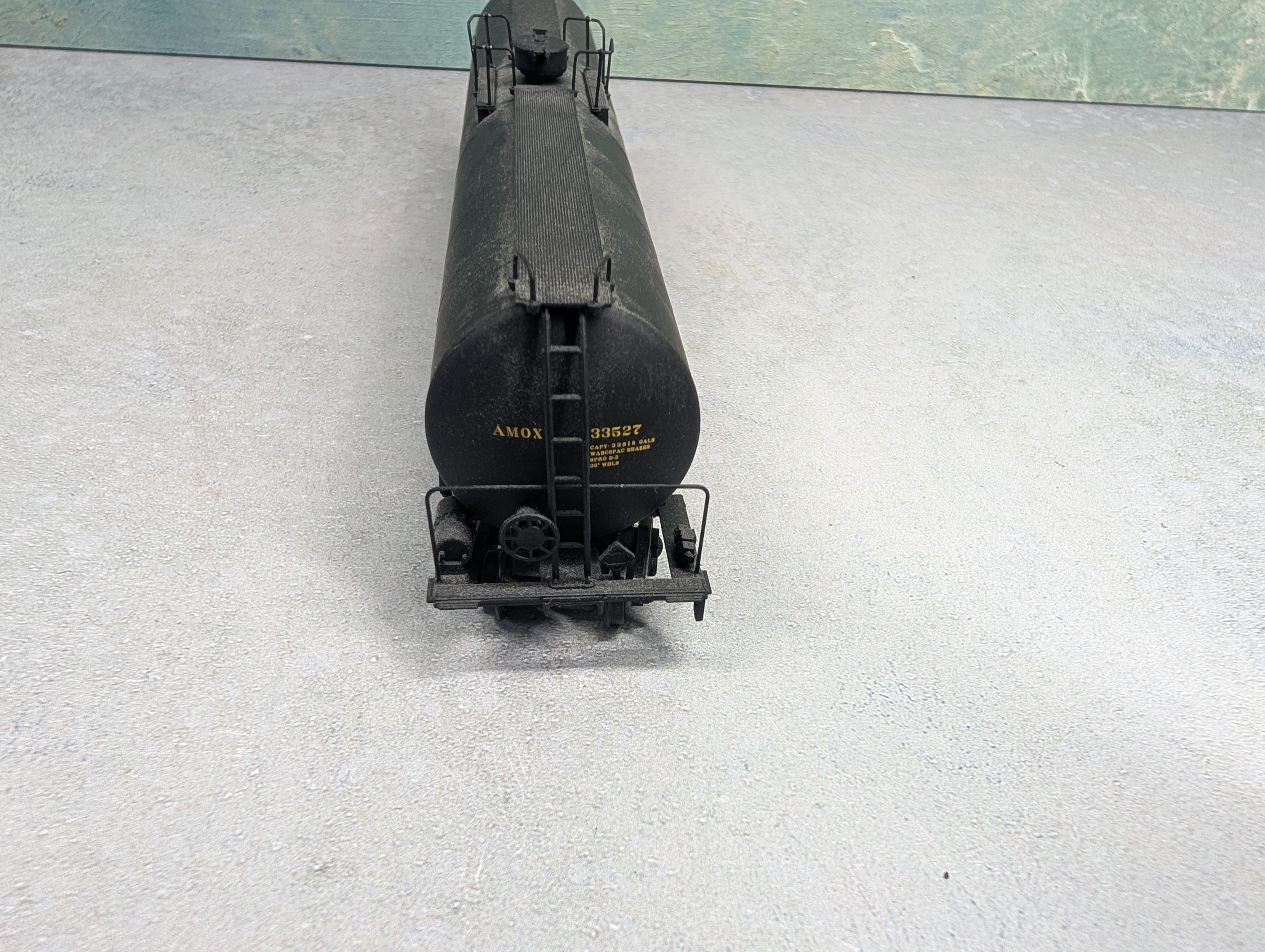 USED Walthers 932-7305 HO Scale 33,000 Gallon LPG Tank Car Amoco AMOX #33527