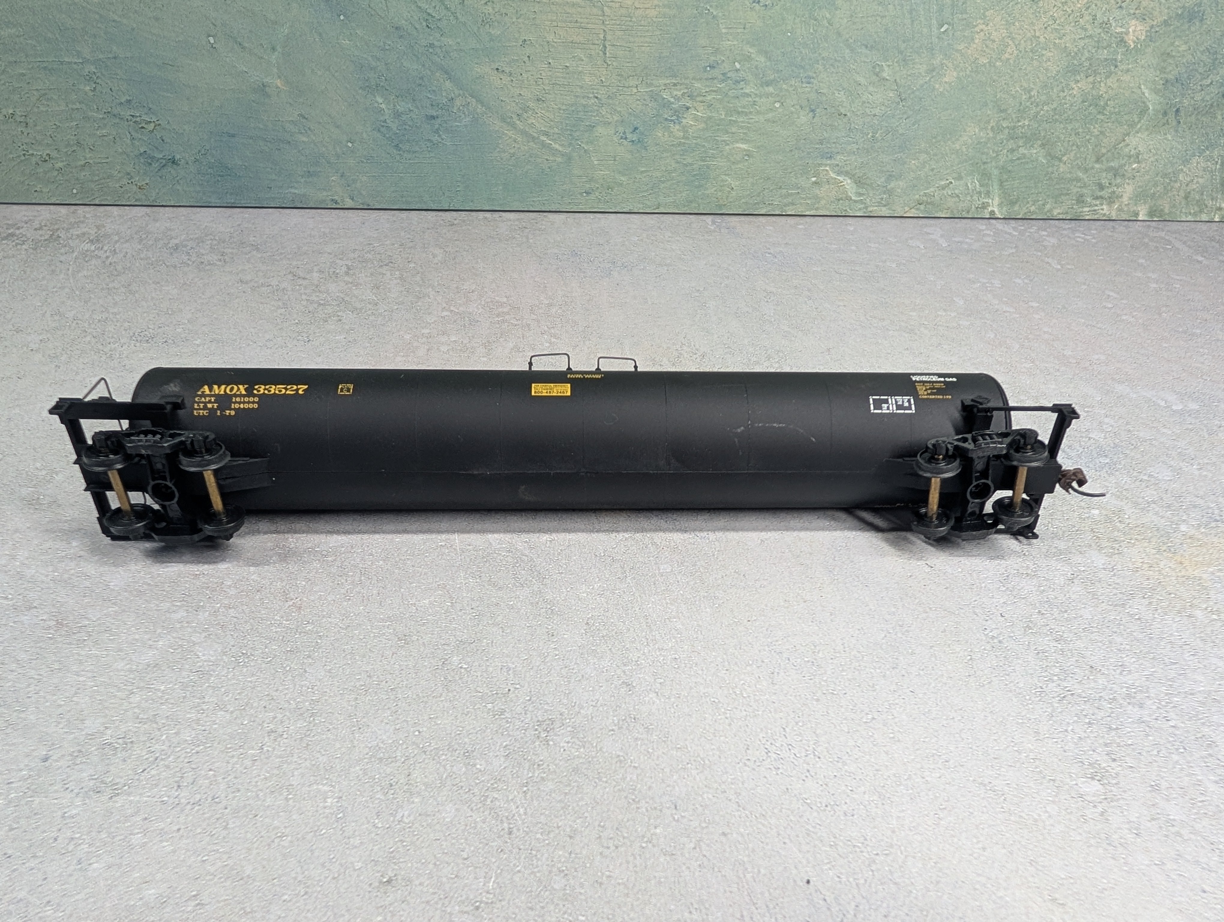 USED Walthers 932-7305 HO Scale 33,000 Gallon LPG Tank Car Amoco AMOX #33527