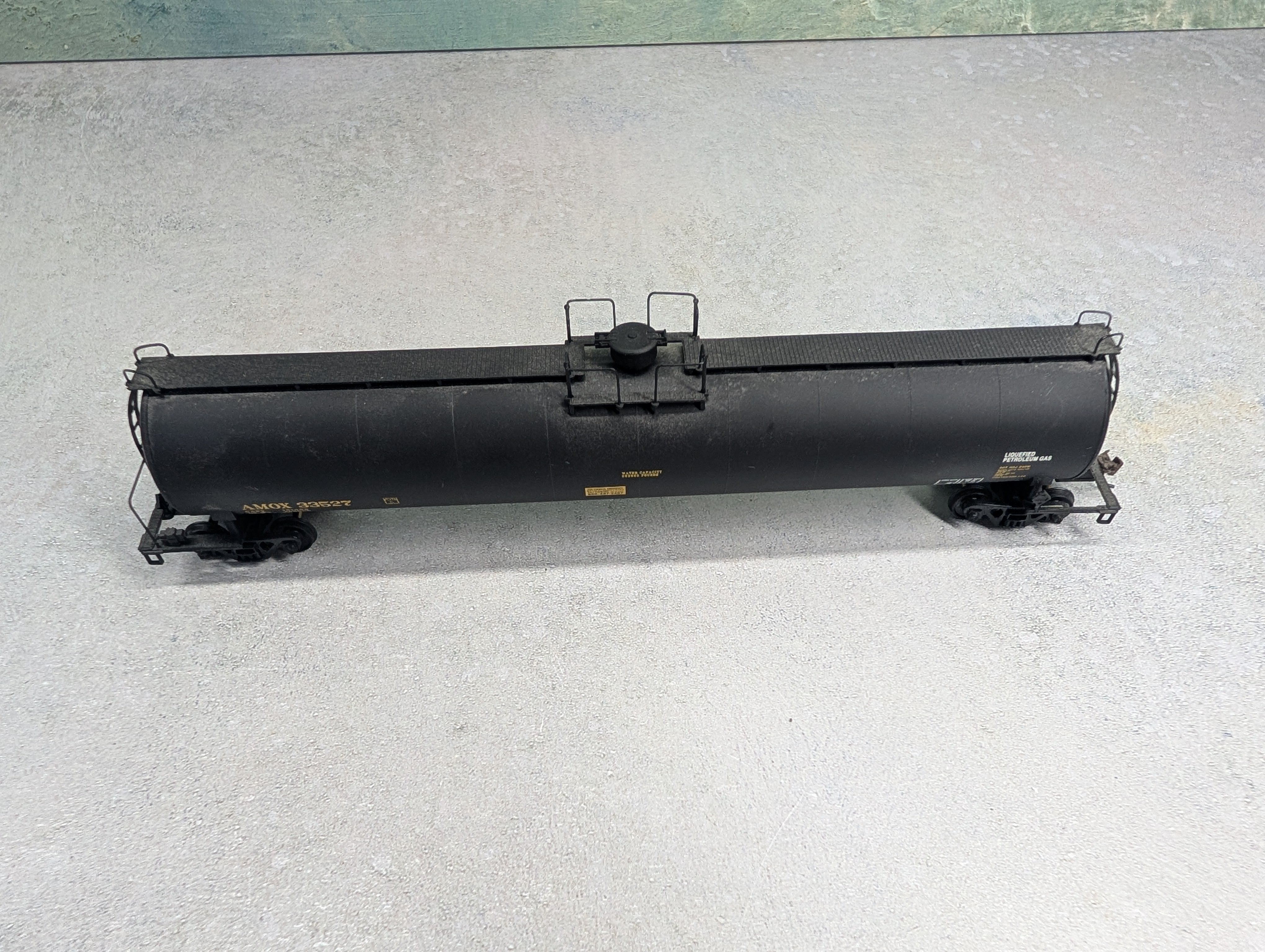 USED Walthers 932-7305 HO Scale 33,000 Gallon LPG Tank Car Amoco AMOX #33527