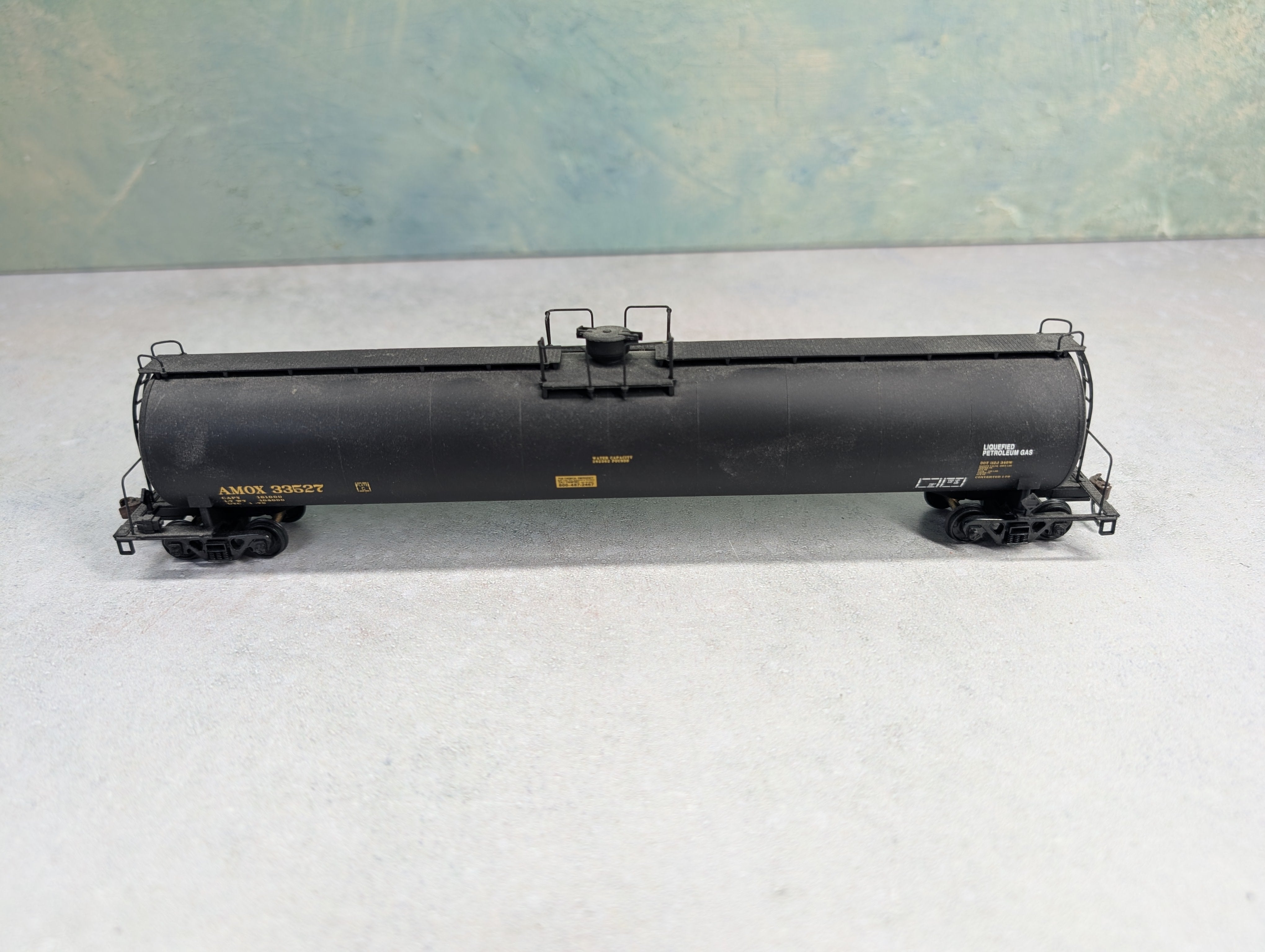 USED Walthers 932-7305 HO Scale 33,000 Gallon LPG Tank Car Amoco AMOX #33527