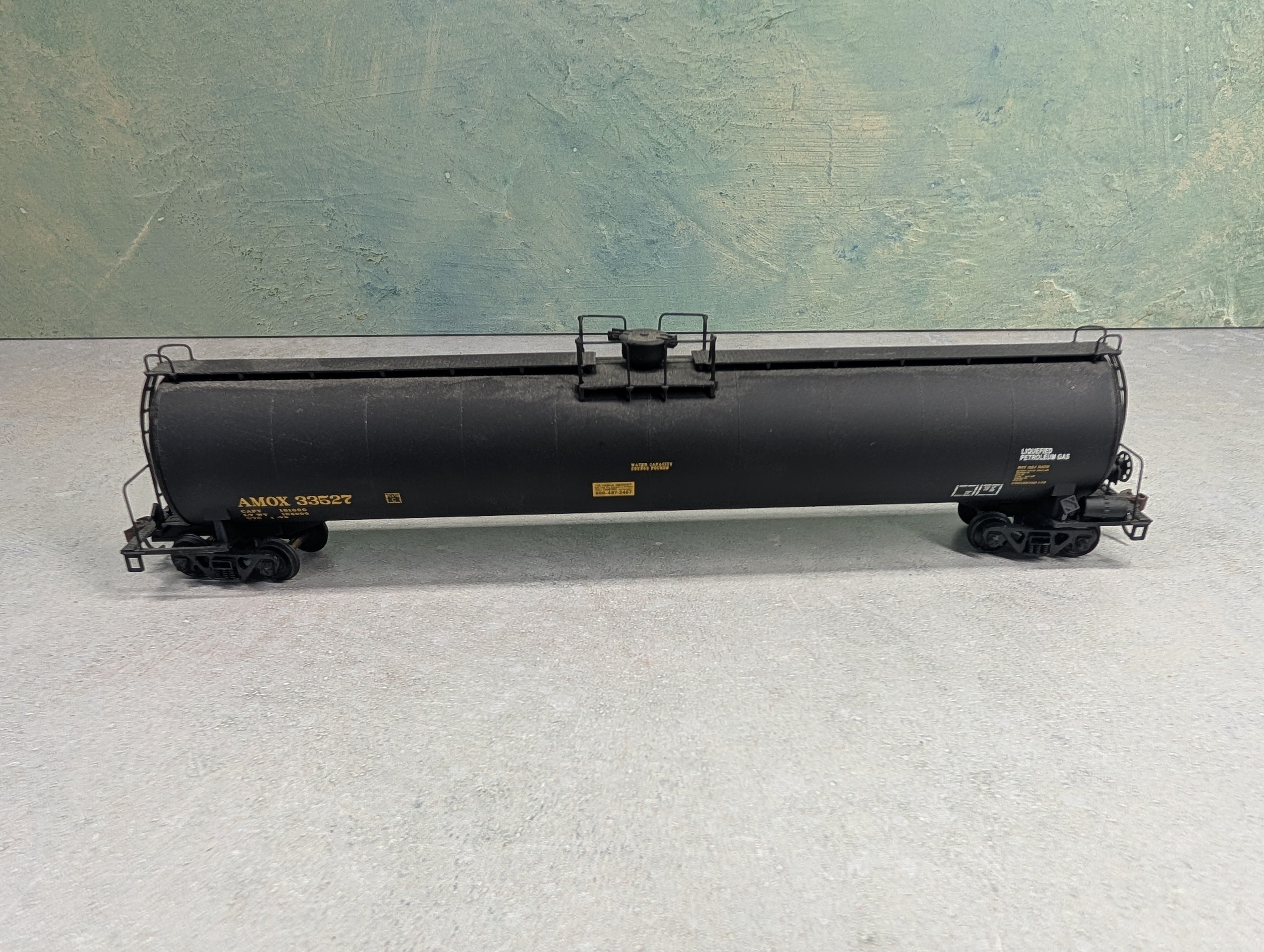 USED Walthers 932-7305 HO Scale 33,000 Gallon LPG Tank Car Amoco AMOX #33527