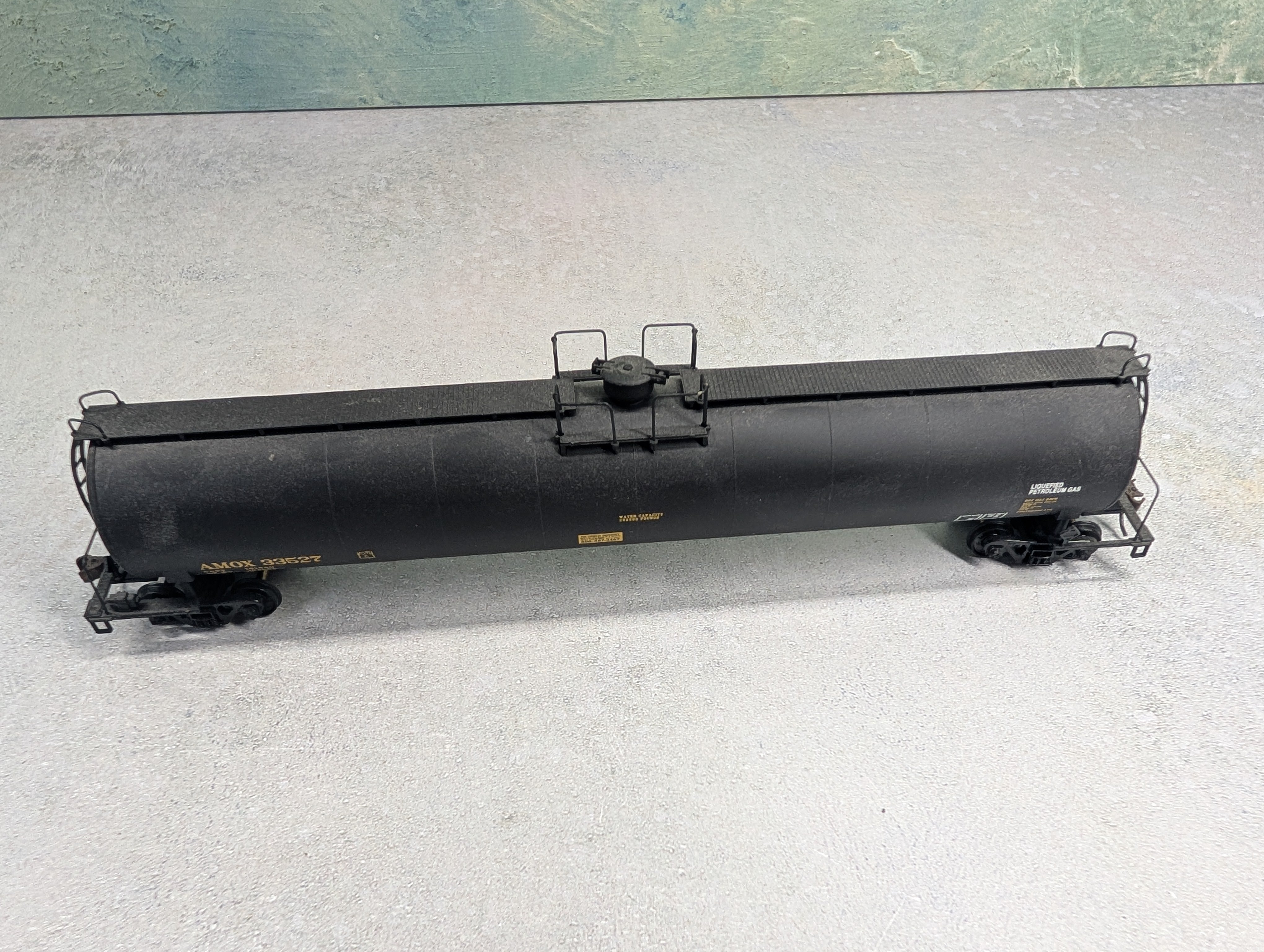 USED Walthers 932-7305 HO Scale 33,000 Gallon LPG Tank Car Amoco AMOX #33527