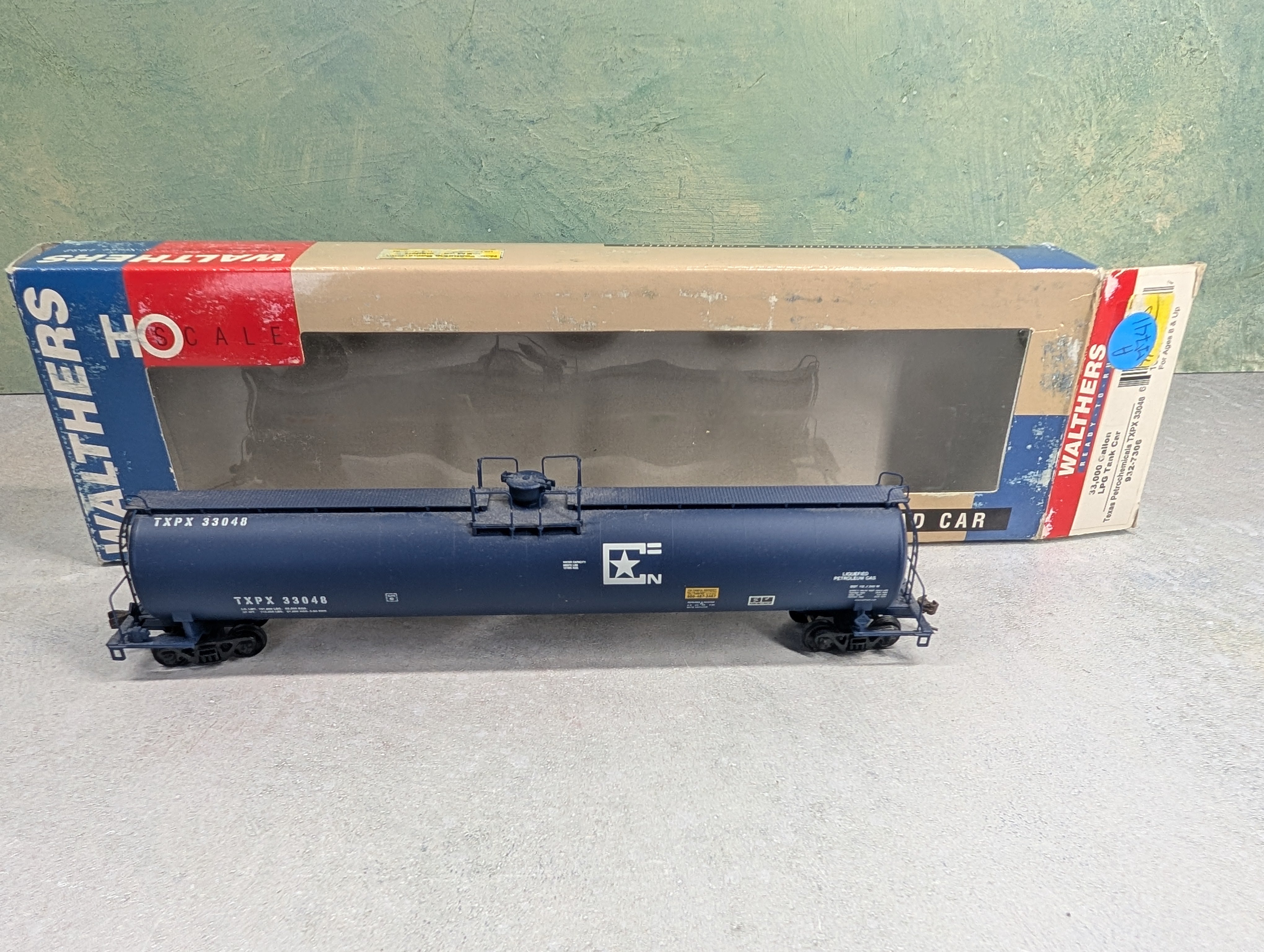 USED Walthers 932-7306 HO Scale 33,000 Gallon LPG Tank Car Texas Petrochemicals TXPX #33048