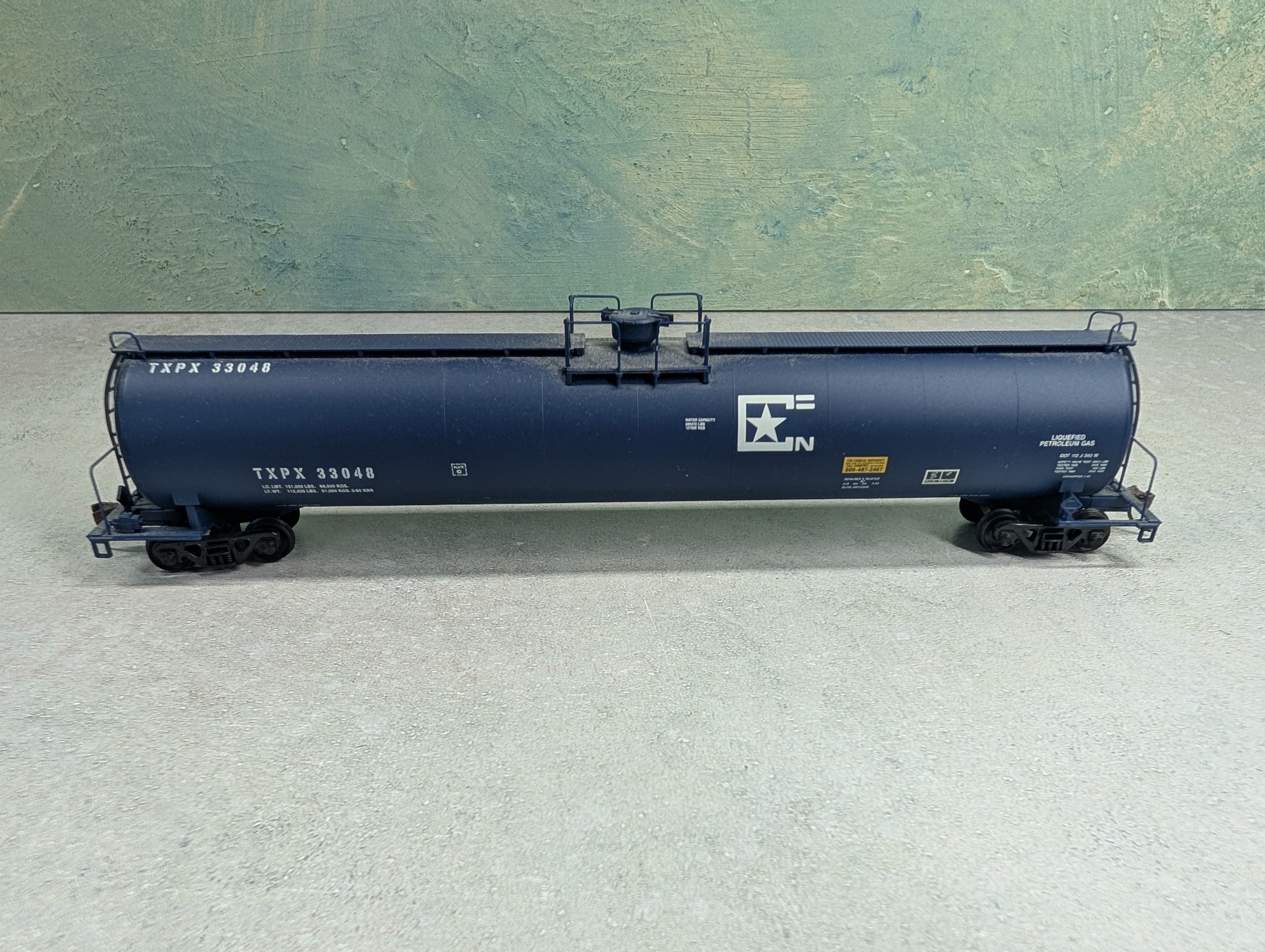 USED Walthers 932-7306 HO Scale 33,000 Gallon LPG Tank Car Texas Petrochemicals TXPX #33048