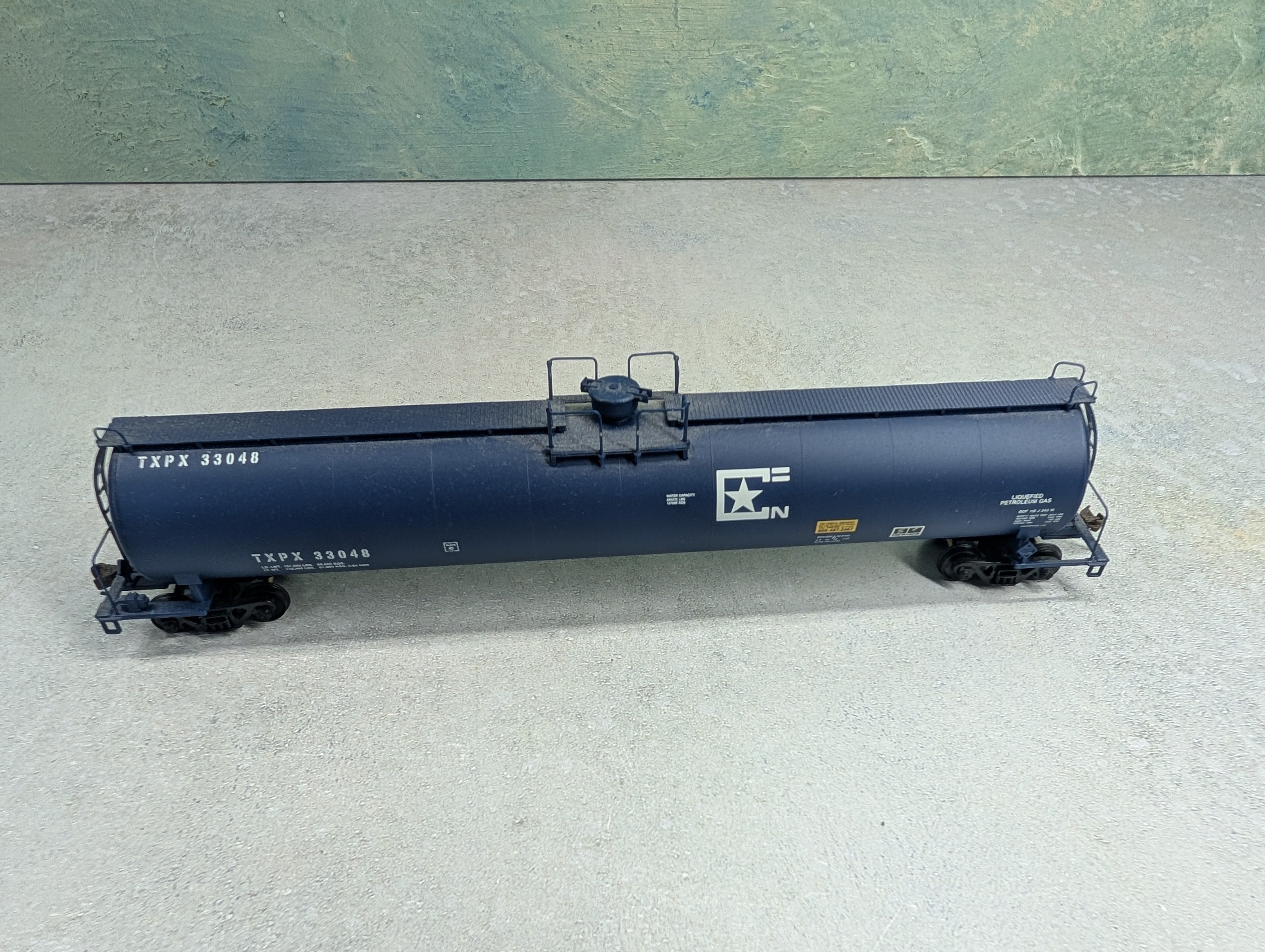 USED Walthers 932-7306 HO Scale 33,000 Gallon LPG Tank Car Texas Petrochemicals TXPX #33048