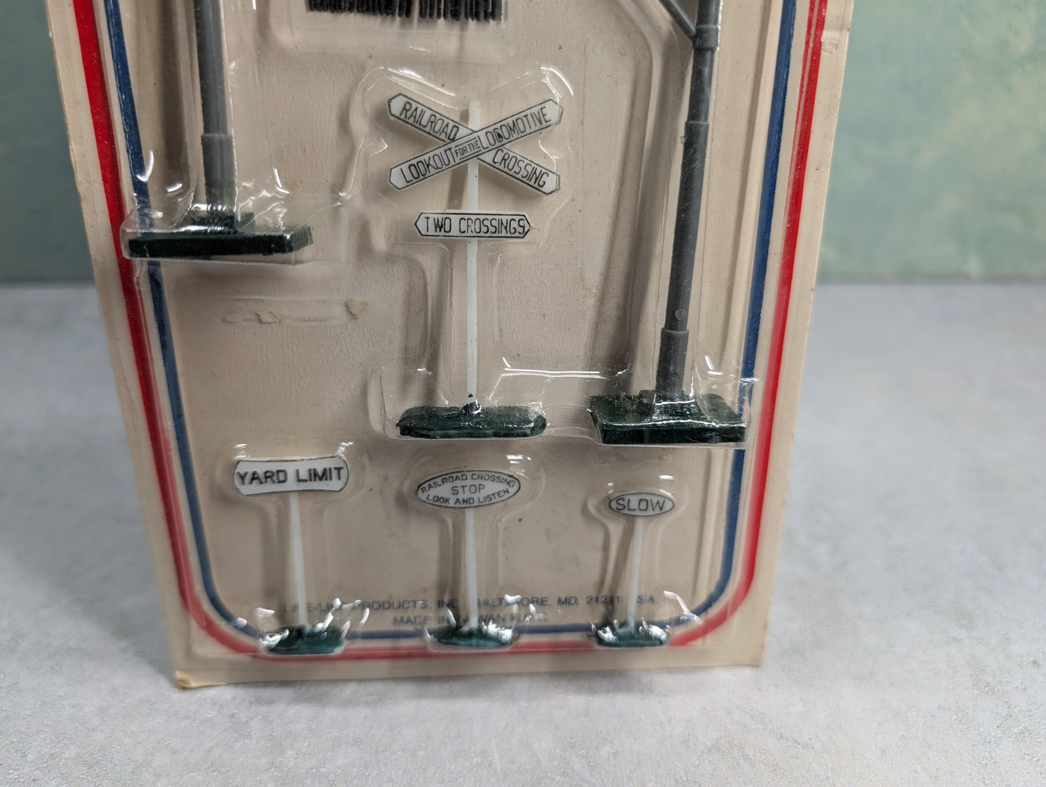 USED Life-Like 1121 HO Scale Tell-Tale with Railroad Signs Sealed