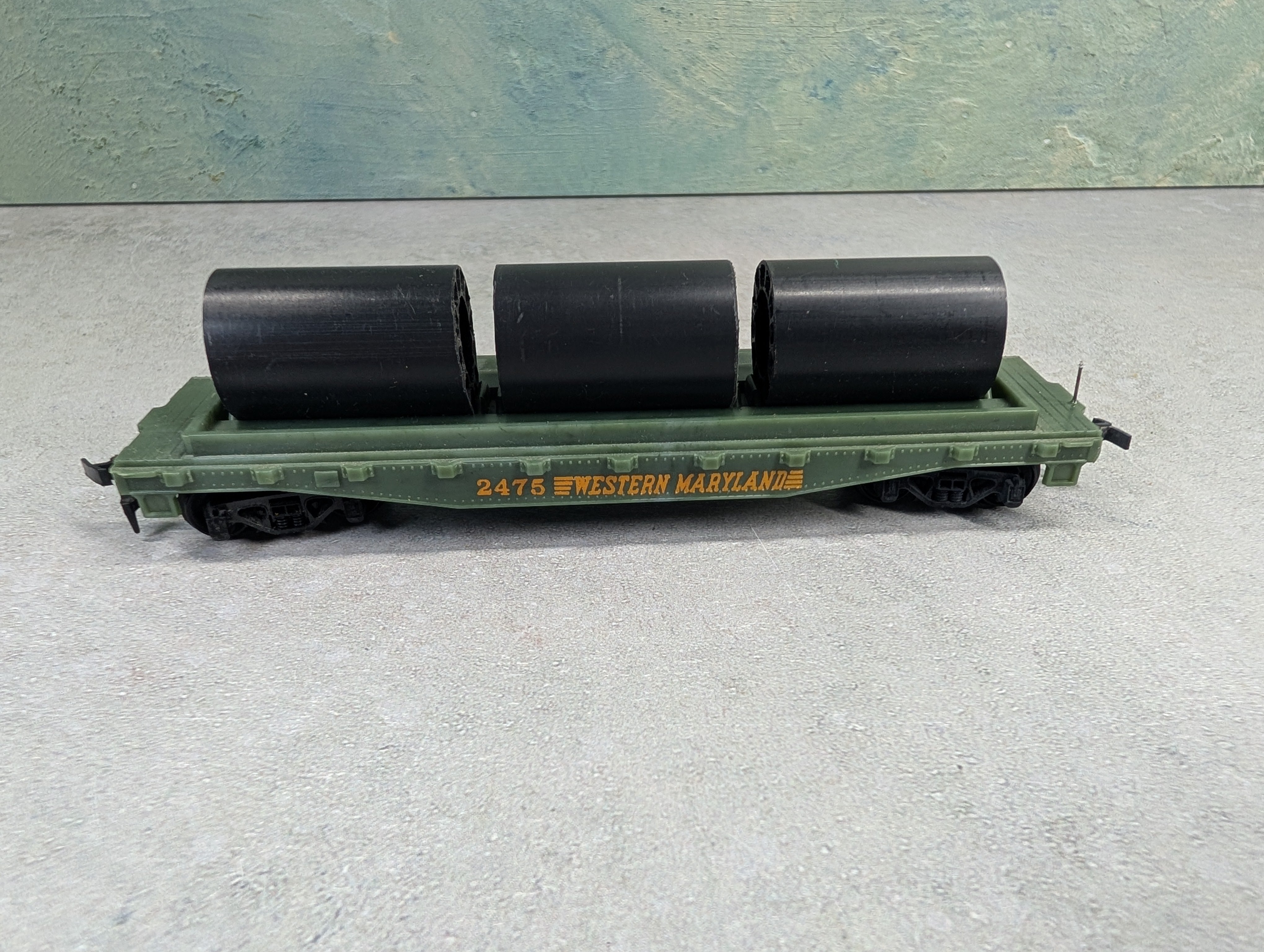 USED Tyco HO Scale Flat Car w/ Pipe Load Western Maryland #2475