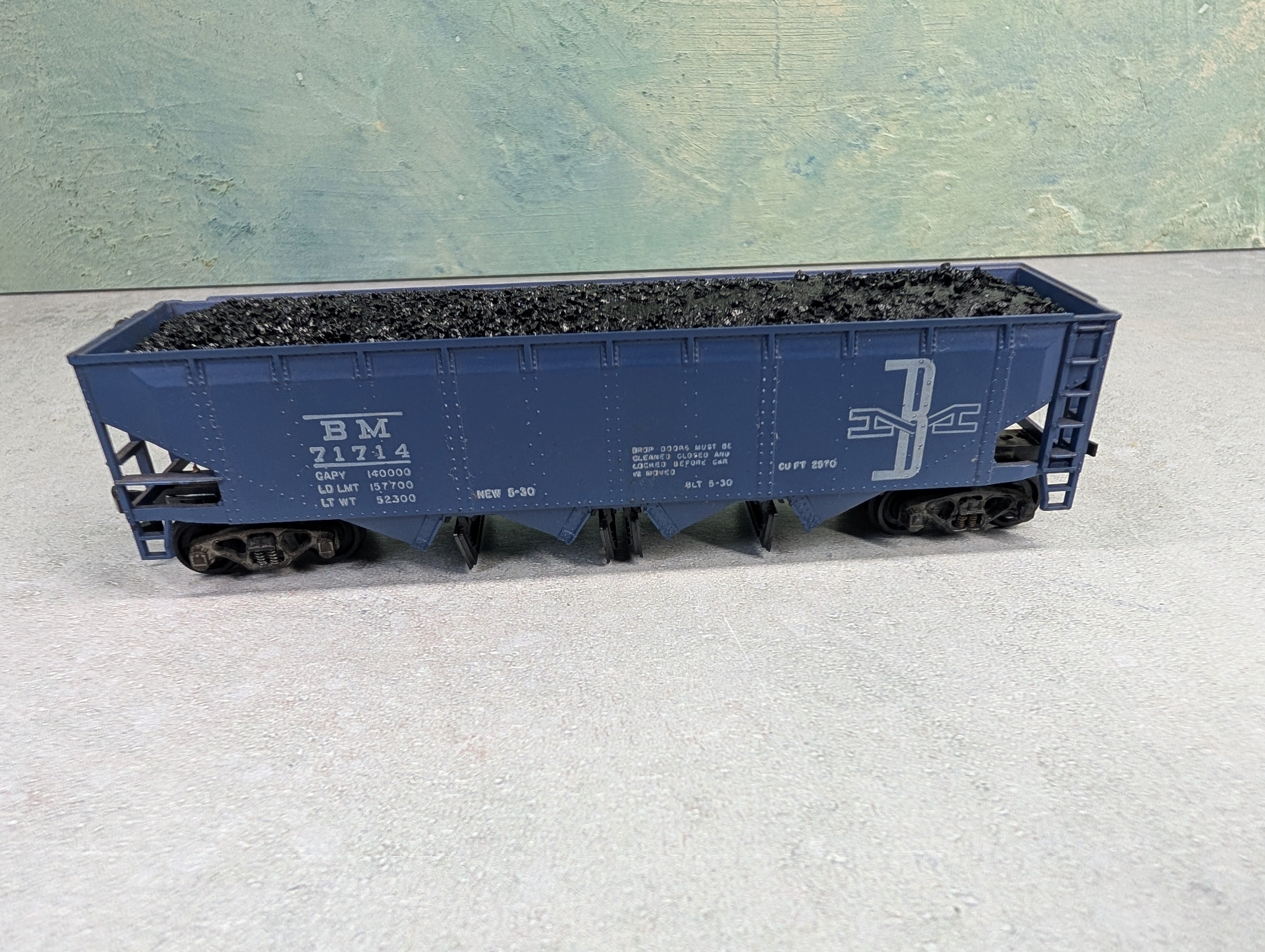 USED Athearn HO Scale Operating Quad Hopper Boston and Maine BM #71714 w/ Coal Load