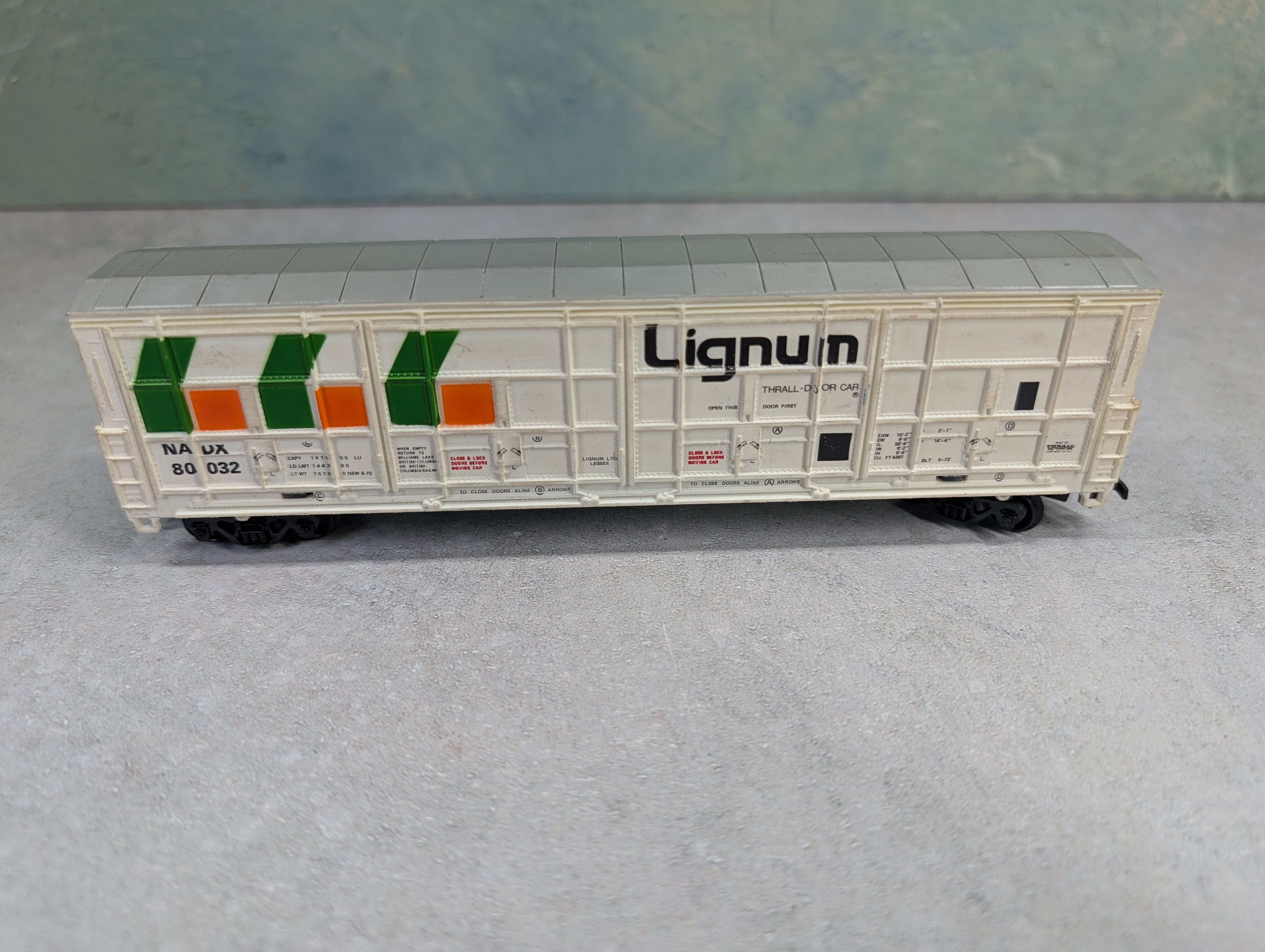 USED Life-Like HO Scale Thrall Door Box Car Lignum NADX #80032