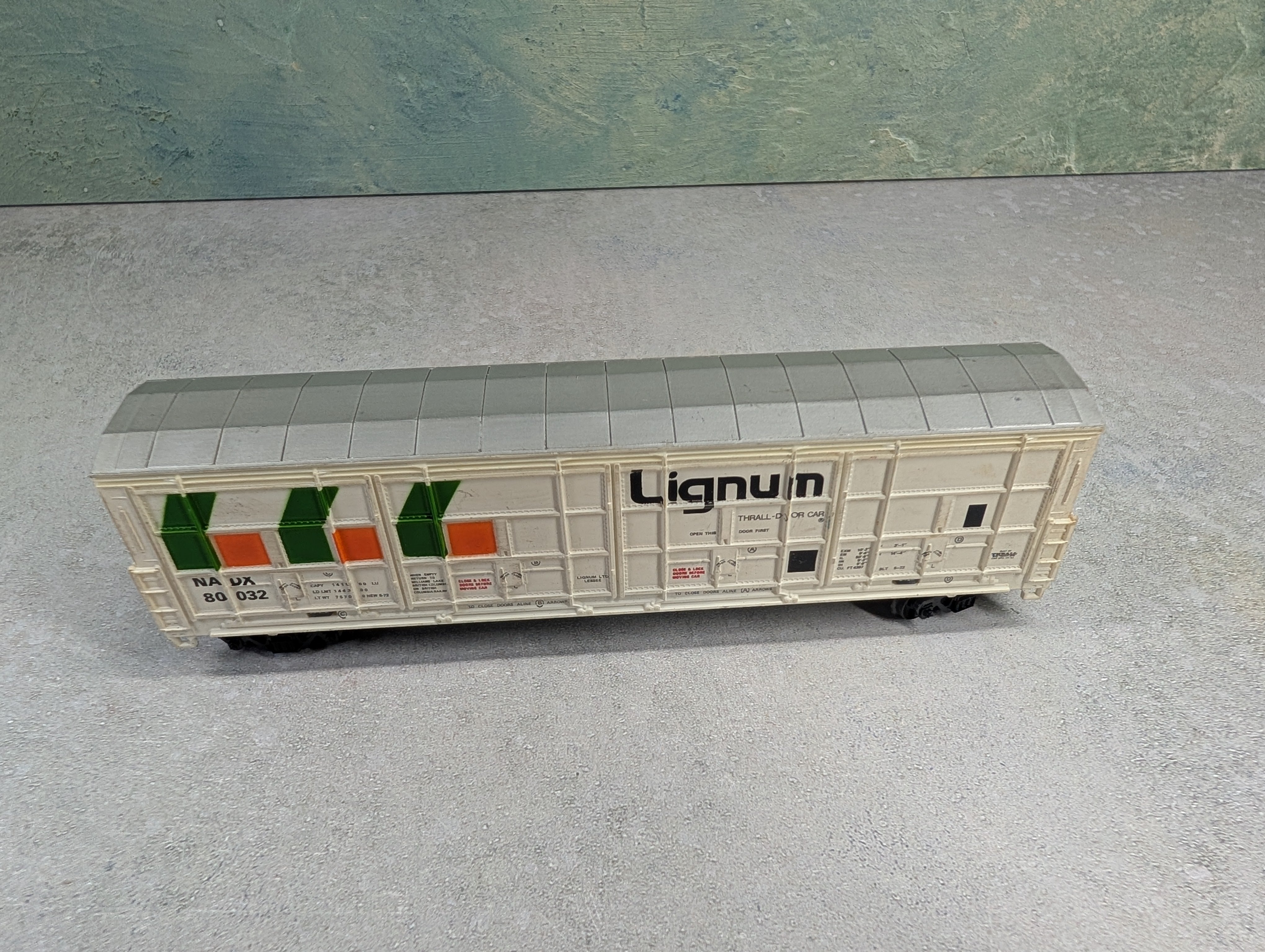 USED Life-Like HO Scale Thrall Door Box Car Lignum NADX #80032