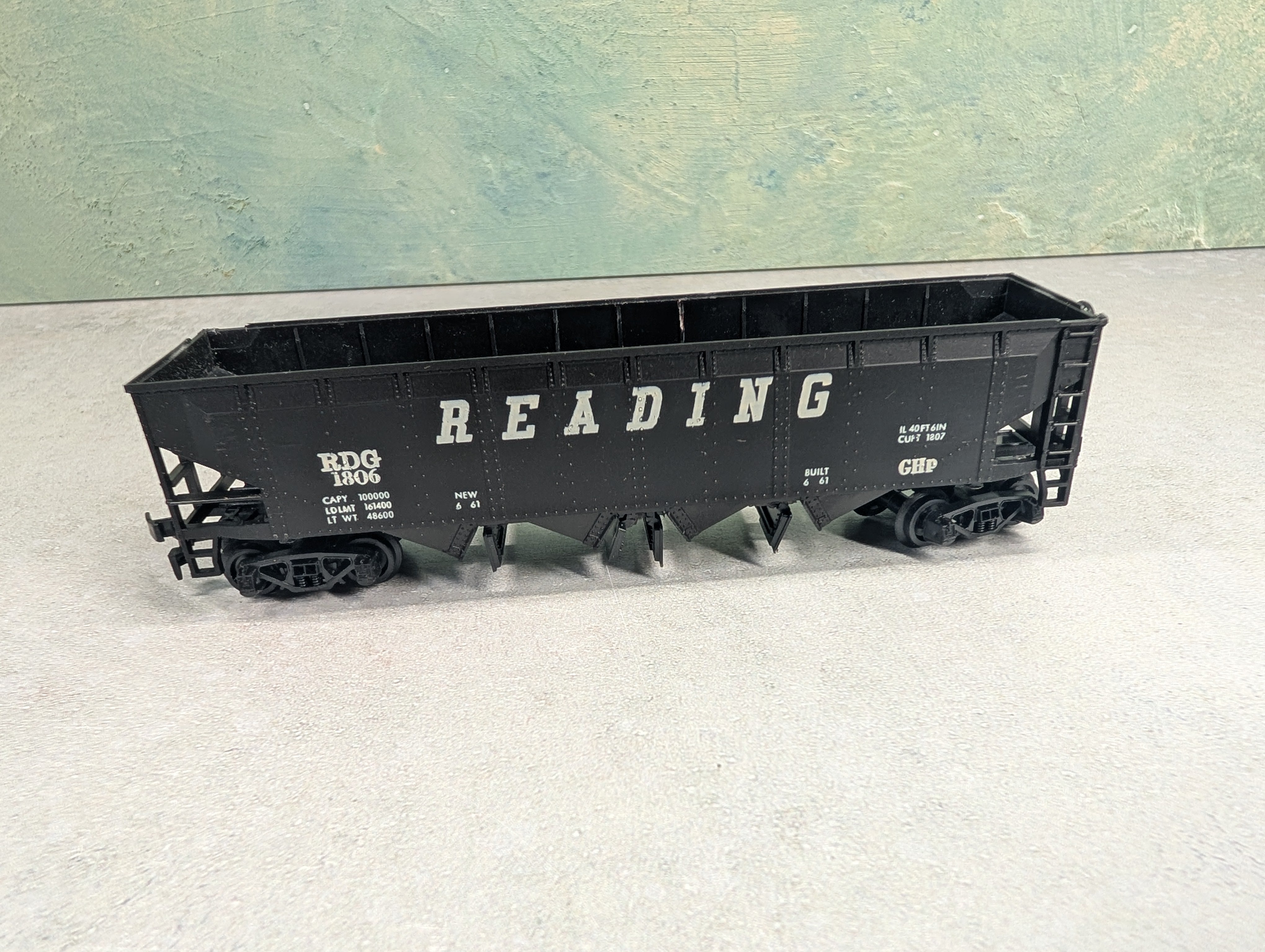 USED AHM HO Scale Operating 4 Bay Hopper Reading RDG #1806